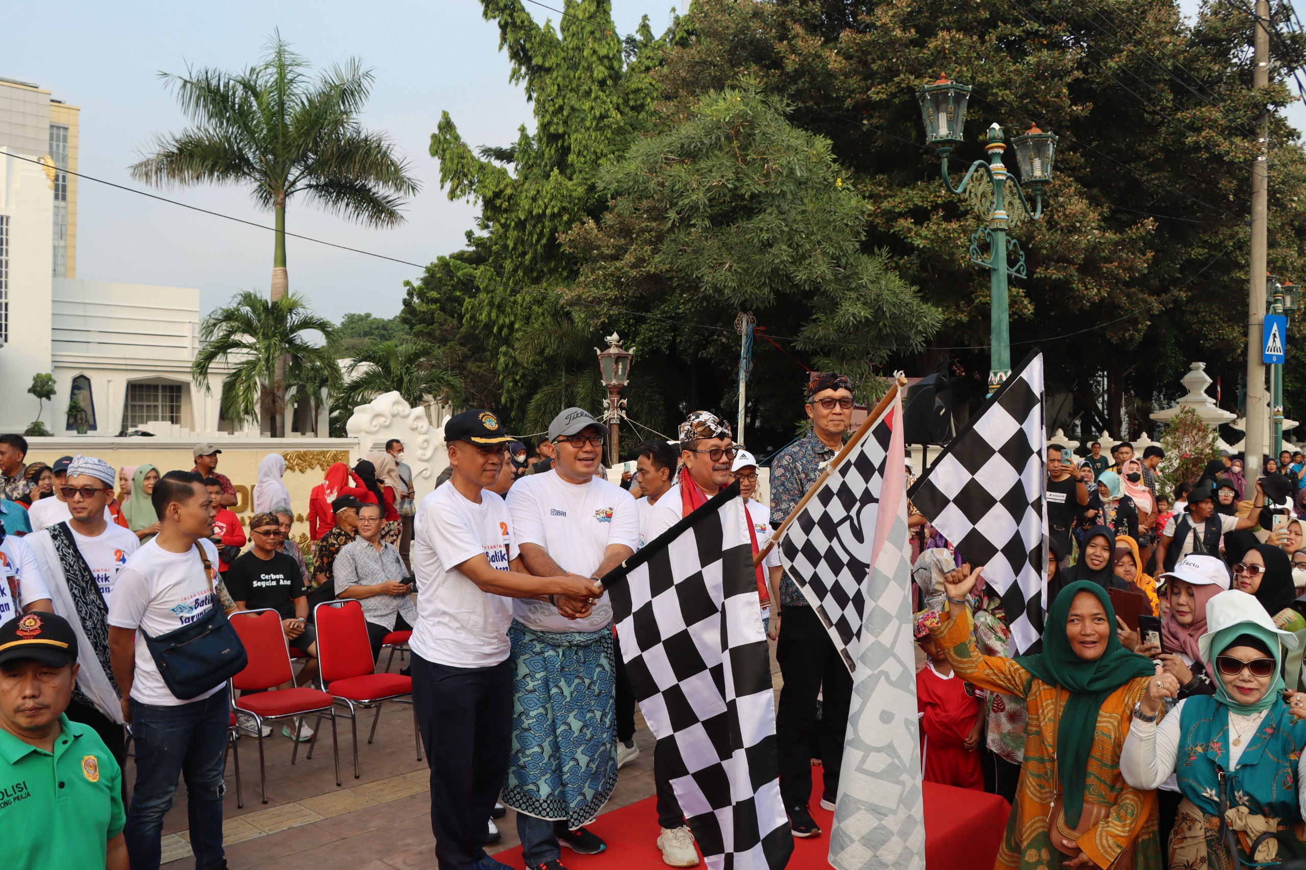 Kapolres Cirebon Kota Ikuti Jalan Santai Batik Sarungan HUT ke 24 Radar Cirebon