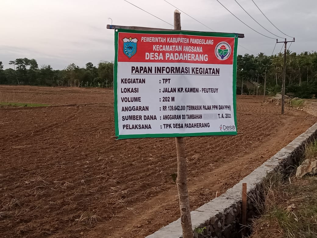 Nah Loh,,!! Setelah Diberitakan Papan Informasi Proyek Pembangunan TPT Desa Padaherang Baru Dipasang