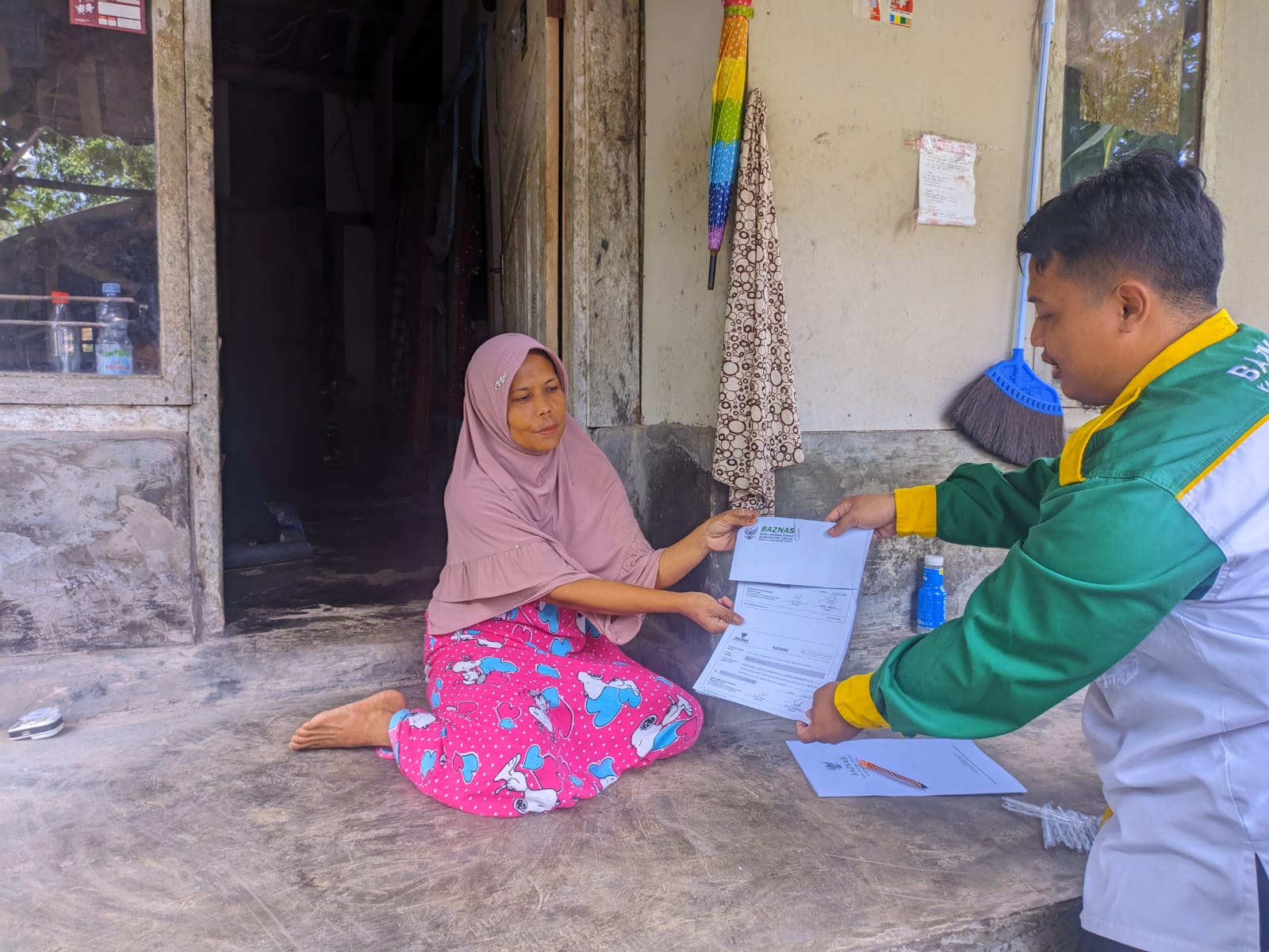 Gerak Cepat Baznas Lebak Salurkan Bantuan Bencana Rumah Roboh Milik Ibu Iroh