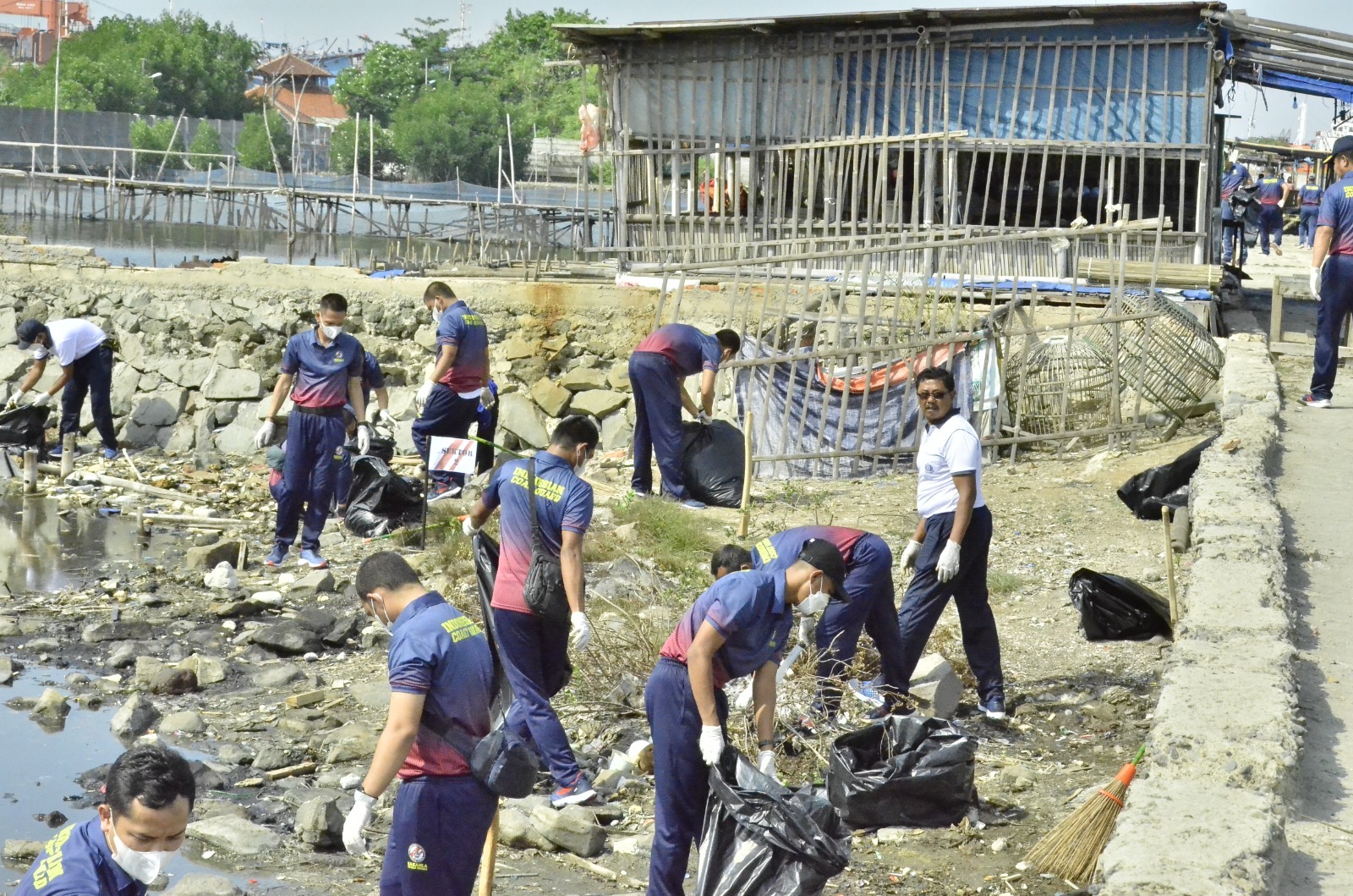 Tanggulangi Pencemaran Lingkungan, Bakamla RI Bersihkan Pesisir Pantai