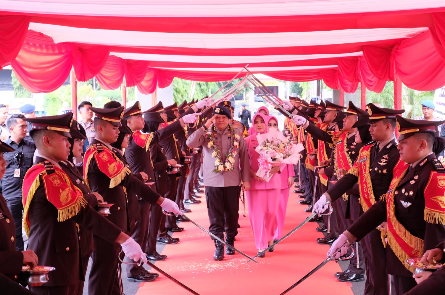 Irjen Pol Drs. Setyo Boedi Moempoeni Harso, Dilepas Dengan Tradisi Pedang Pora Polda Sulsel