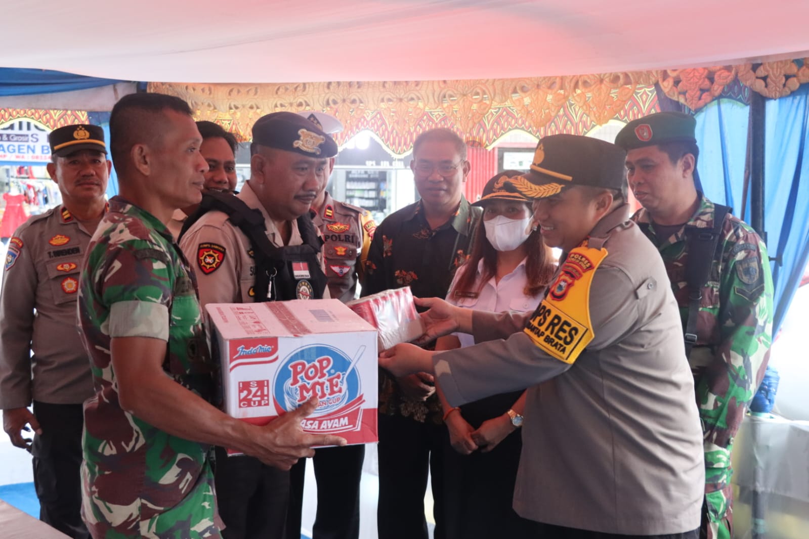 Kapolres Toraja Utara Bersama Ketua Bhayangkari Berikan Bingkisan ke Personil