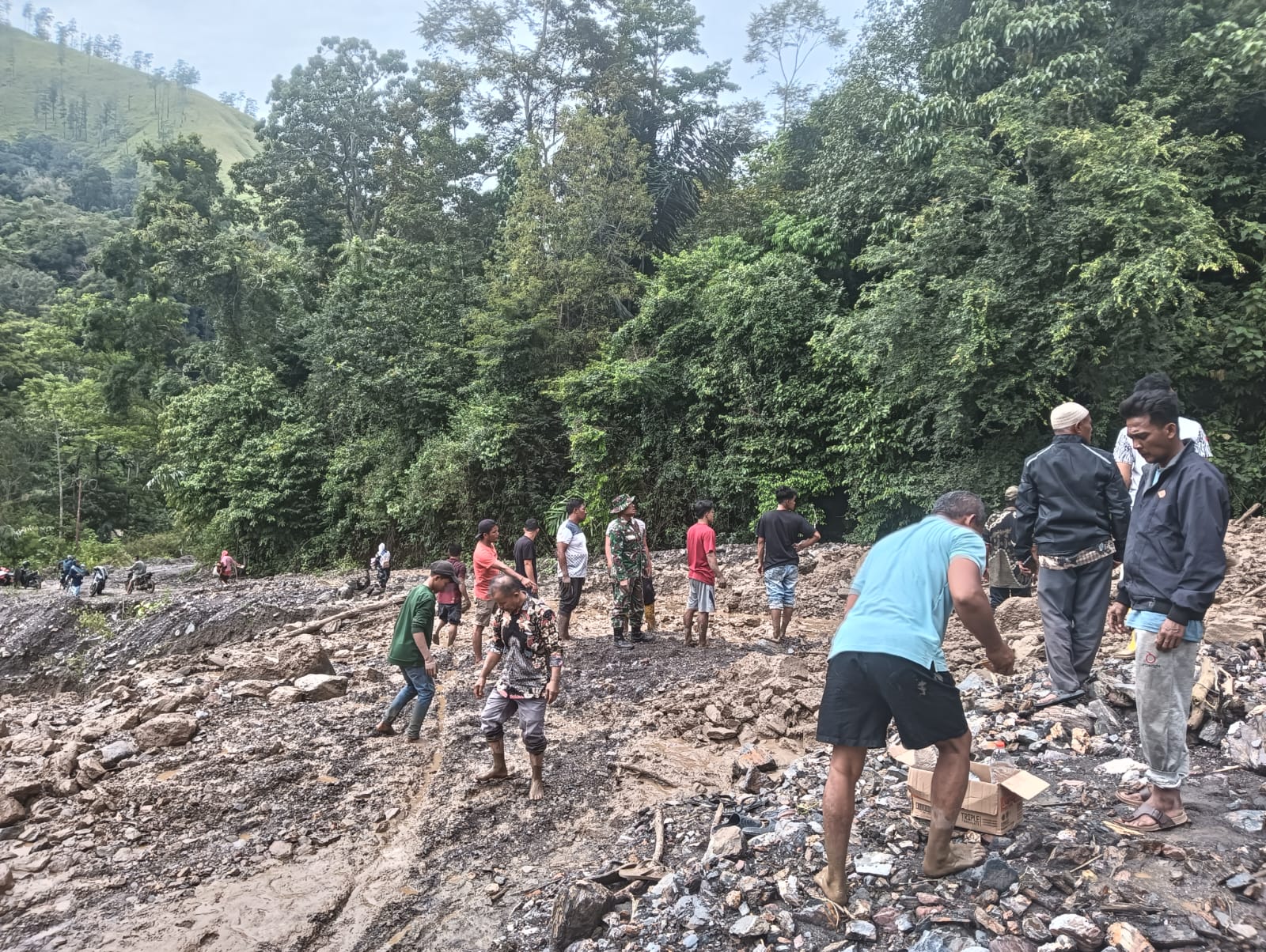 TNI-Polri Bersama Warga Bersihkan Material Longsor Secara Manual