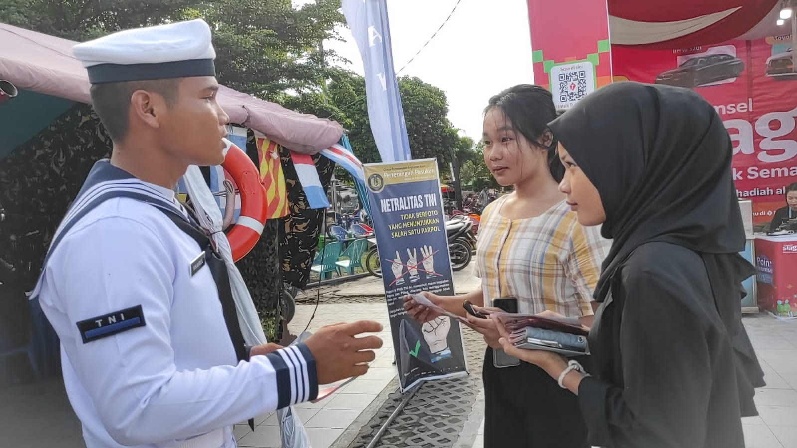 Prajurit Lanal TBA Sosialisasikan Rekrutmen TNI AL di Stand Pameran Hari Jadi Kota Tanjungbalai Ke-403