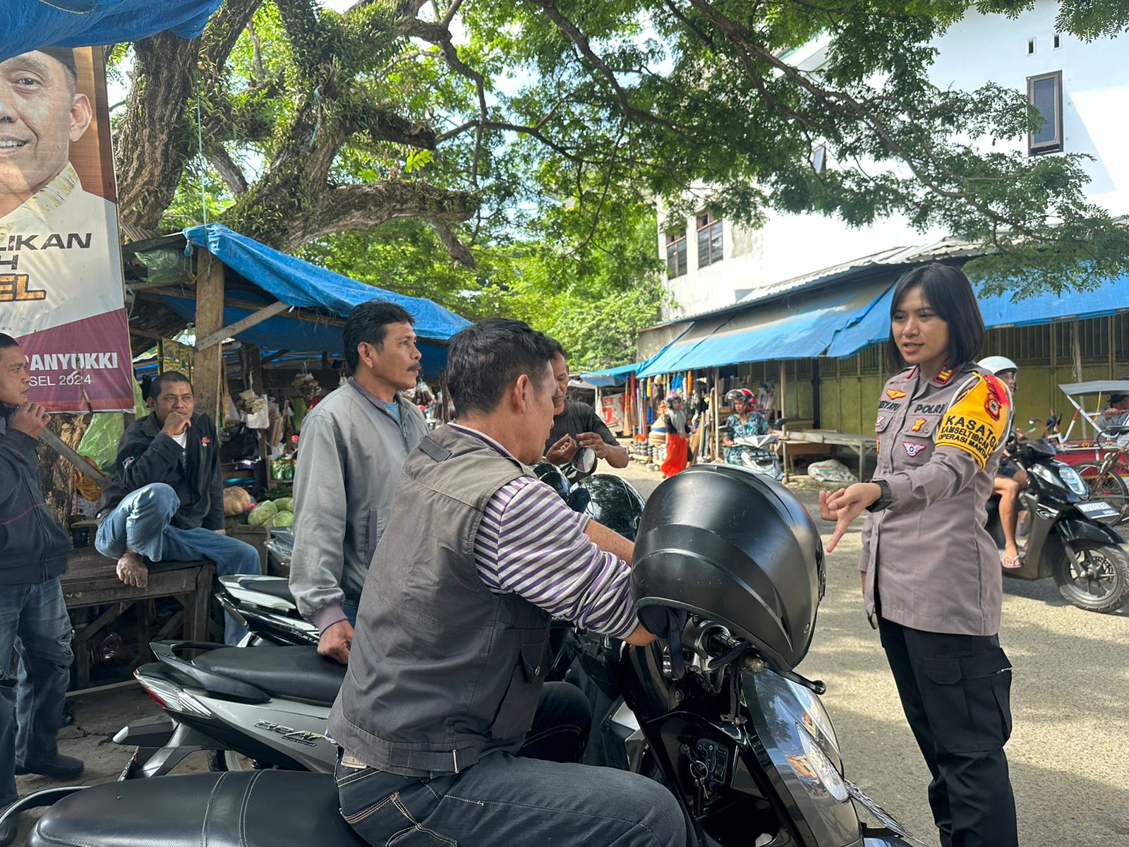 Kasat Lantas Polres Bone Sambangi Tukang Ojek, Ini yang Disampaikan