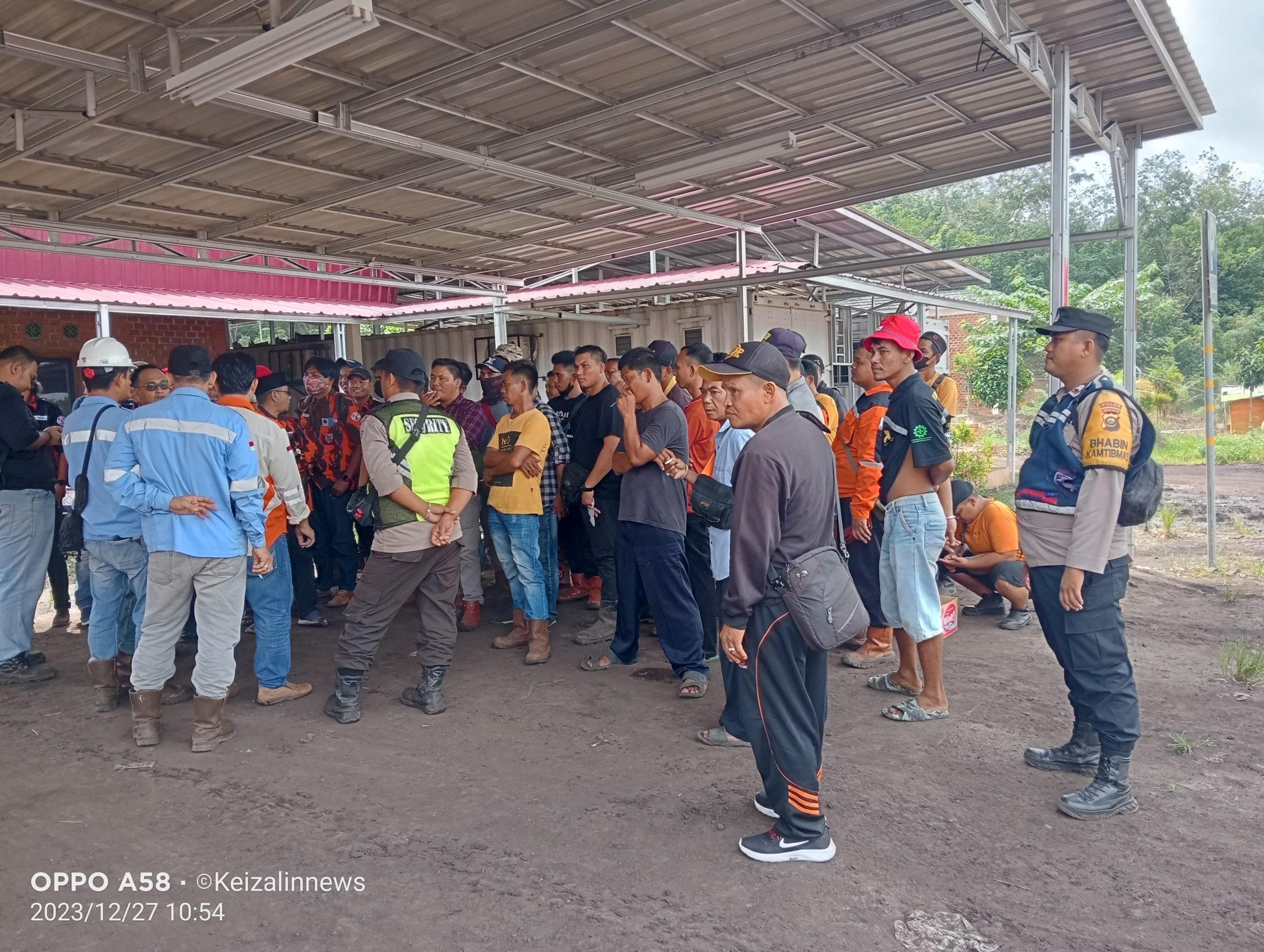 Polsek Tanah Abang Melaksanakan Pengamanan Unjuk Rasa Pekerja Lokal PT KBU di KM 36 SLR