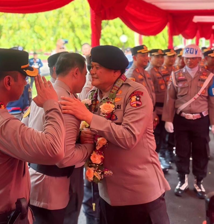 Kapolres Luwu Jabat Tangan dan Ucapkan Salam Perpisahan Kepada Irjen Pol Drs Setyo Boedi Moempoeni Harso