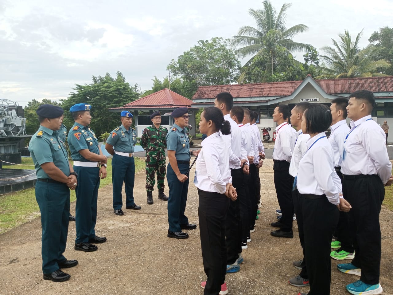 Danlanal Dabo Singkep Lepas Pemberangkatan Calon Siswa Bintara dan Tamtama PK TNI AL Tahun 2023