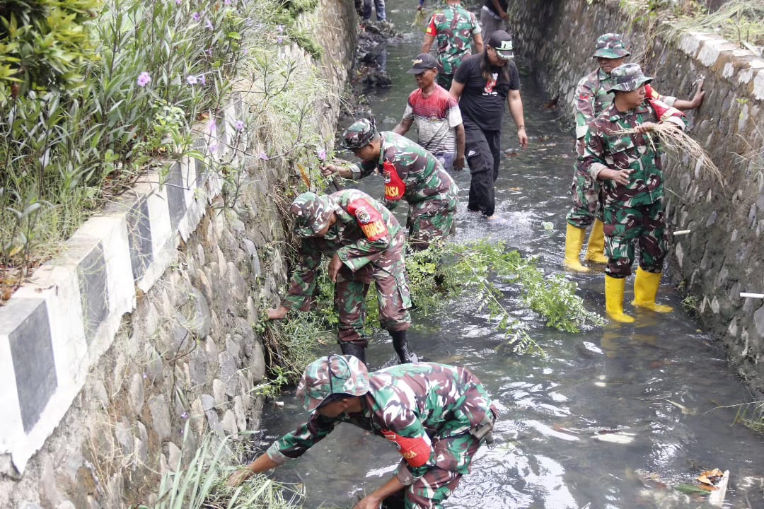 Musim Penghujan Tiba, Koramil 03/Teluk Pucung Bersama Warga Laksanakan Karya Bakti TNI Bersihkan Selokan Perumahan