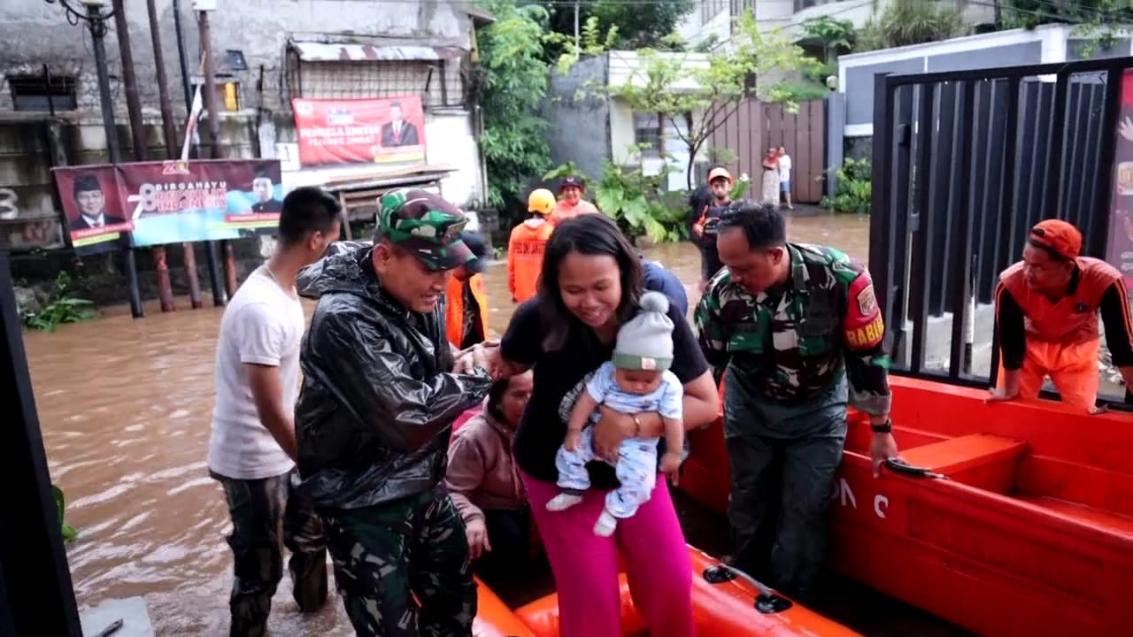 300 Rumah Terendam Banjir Di Cilandak Timur Dandim 0504/Jakarta Selatan Evakuasi Warga