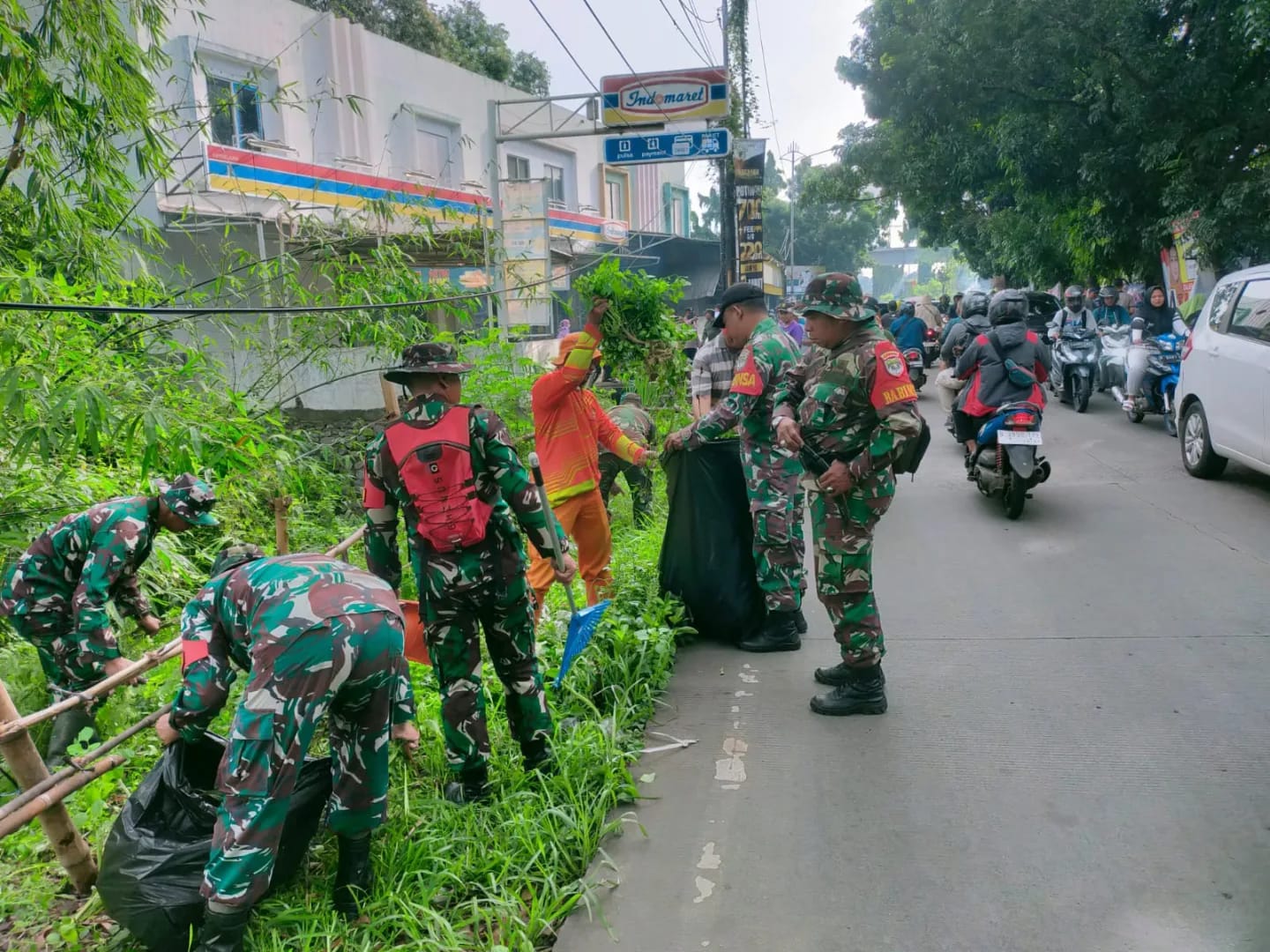 Cegah Banjir Dan Penyebaran Wabah Penyakit Di Wilayah Binaan, Koramil 02/Pondok Gede Kerya Bakti Bersihkan Saluran Air Di Sepanjang Jalan Arteri JORR Jatiwarna