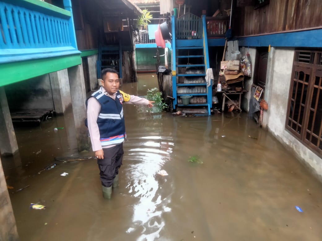 Banjir Di Kecamatan Penukal Utara, Kapolsek IPTU Predy Berikan Himbauan Warga Terdampak