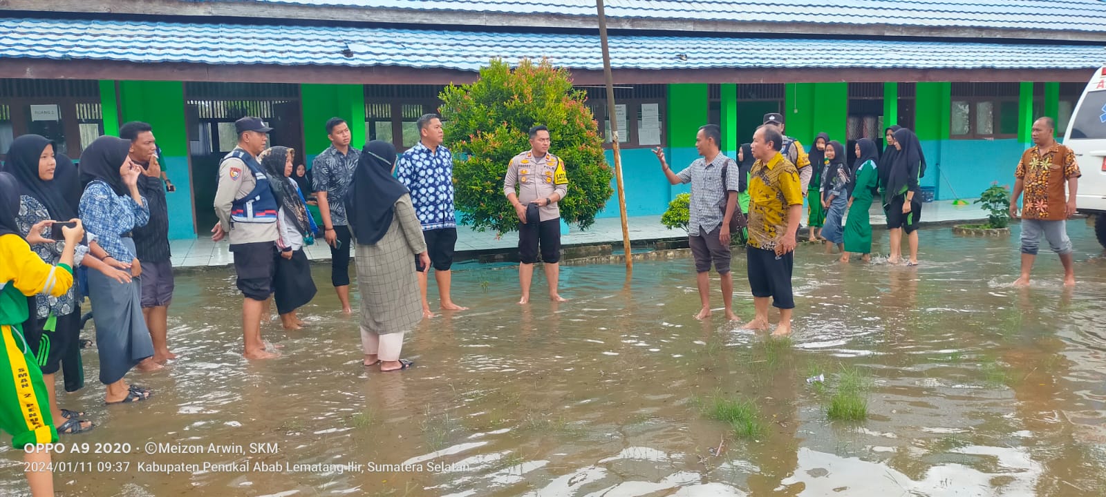 Kapolsek IPTU Predy Bersama Camat Penukal Utara Cek Desa dan Sekolah Terdampak Banjir