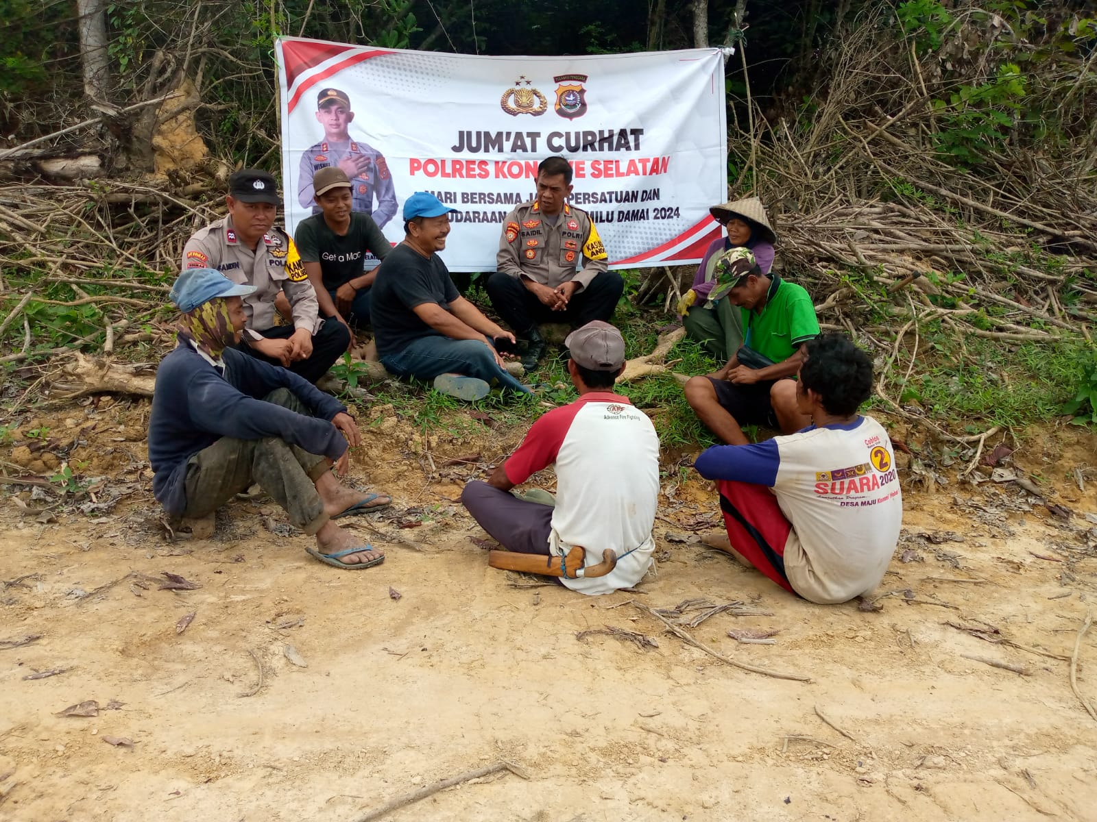 Mendatangi Warga di Perkebunan, Hingga Ngopi Sekaligus Curhat ala Kapolsek Andoolo