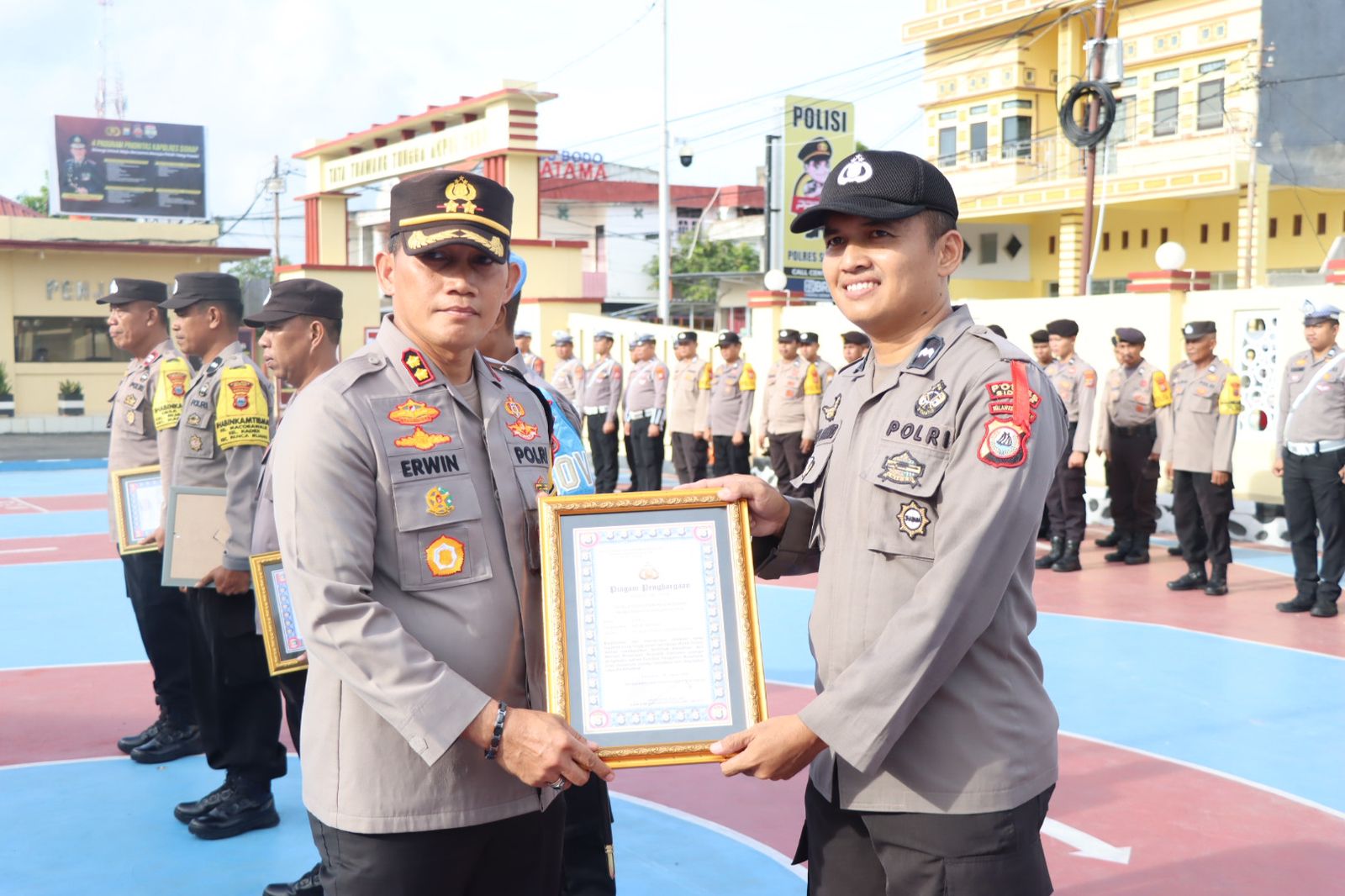 Sebagai Bentuk Apresiasi, Kapolres Sidrap Beri Penghargaan ke Personel Yang Berprestasi