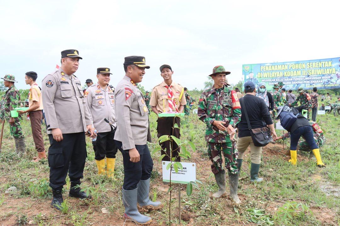 Kapolres PALI Hadiri Giat Penanaman Pohon di Desa Padang Bindu