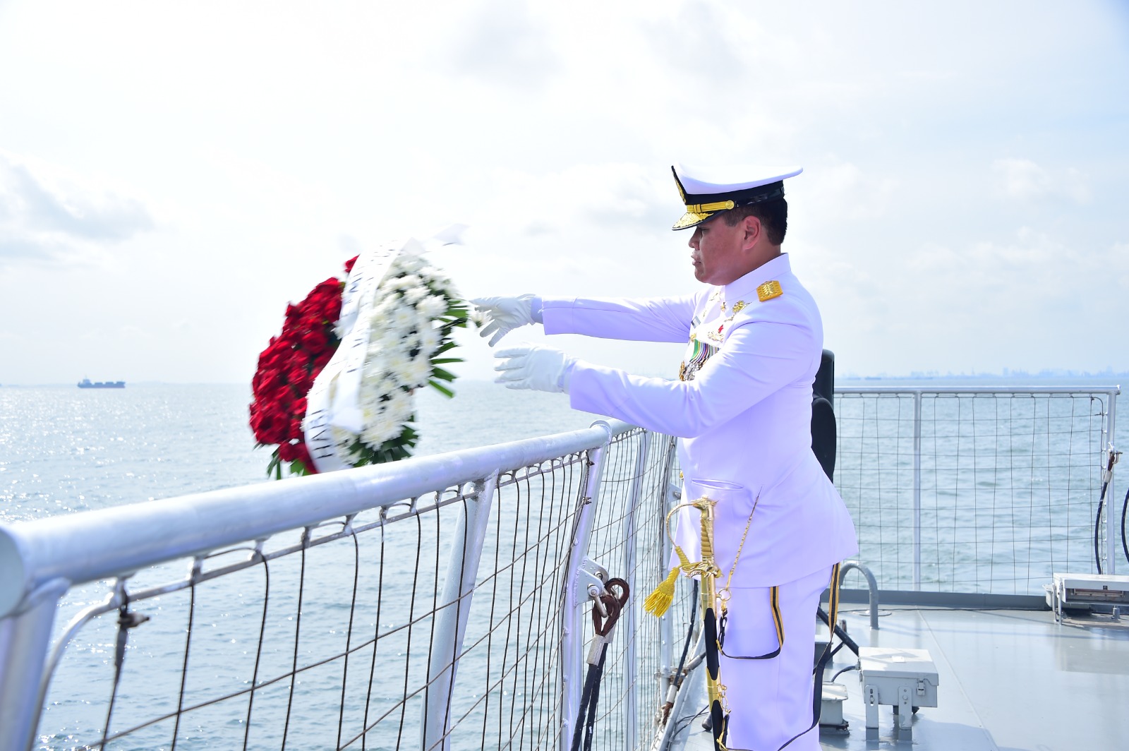 DANLANTAMAL III JAKARTA HADIRI UPACARA TABUR BUNGA DI LAUT HARI DHARMA SAMUDERA TAHUN 2024