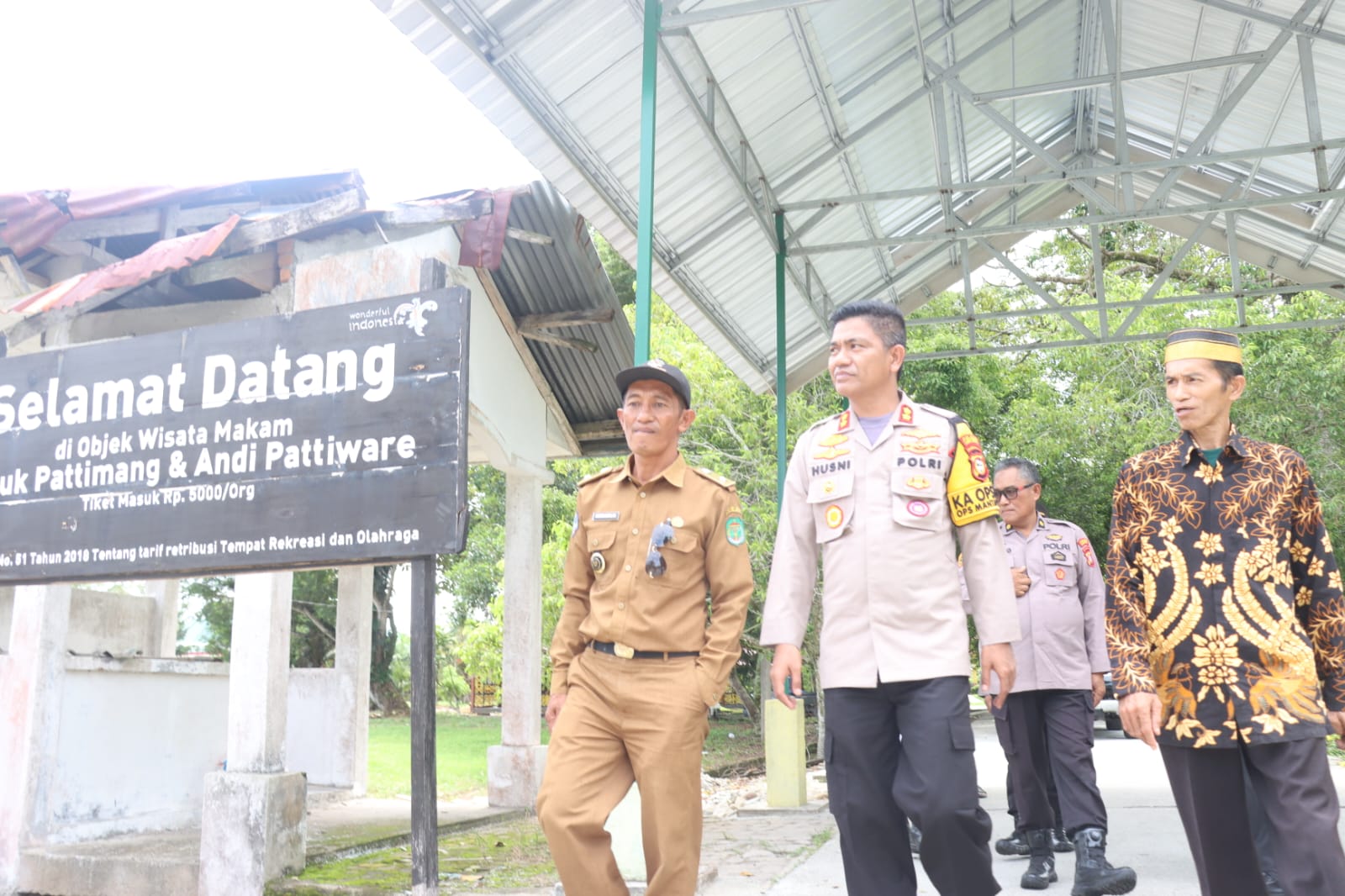 Jabat Kapolres Lutra, AKBP Muh Husni Mappatabe Ziarah Ke Makam Datuk Patimang