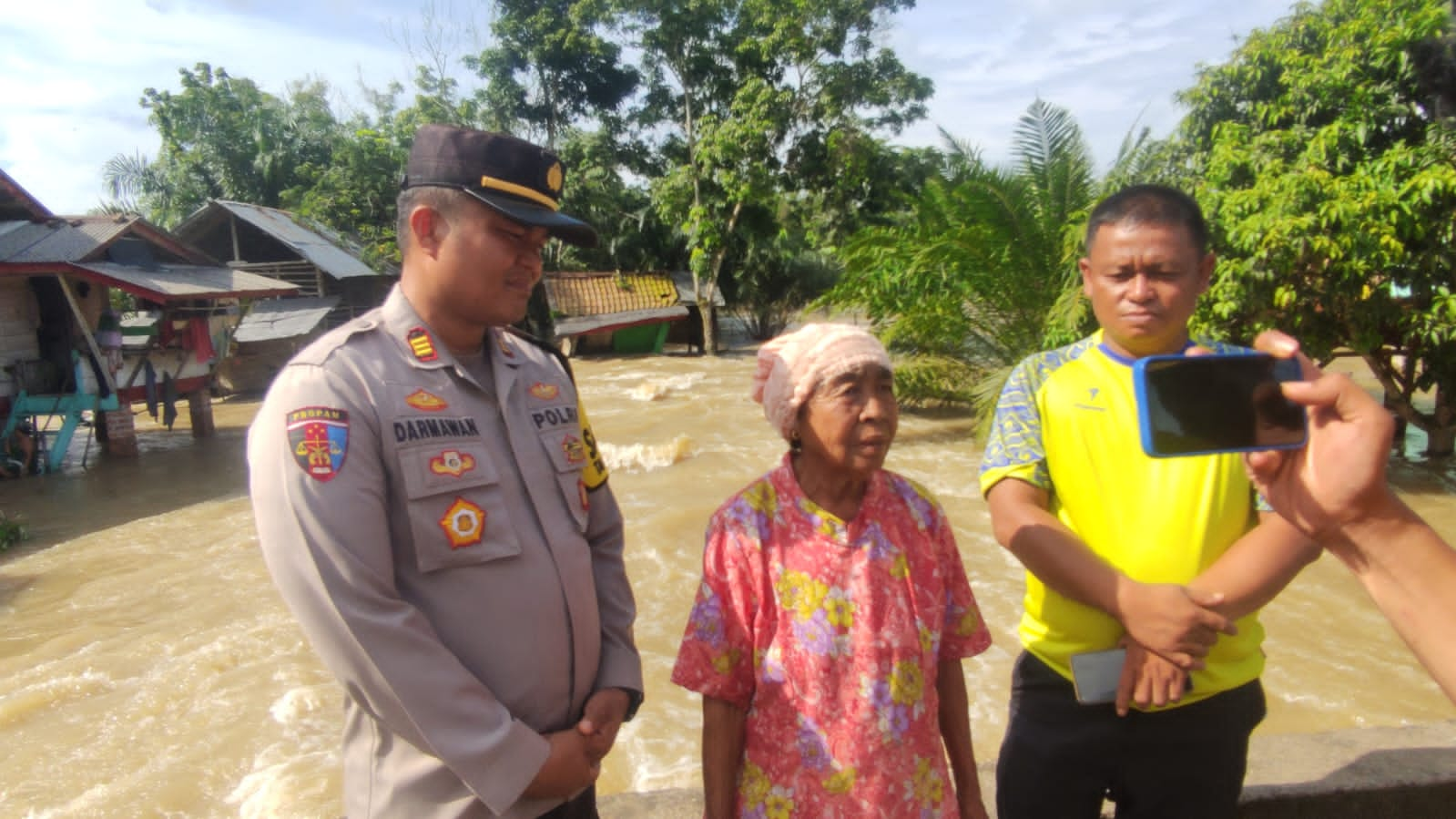 Kapolsek Tanah Abang Berikan Himbauan 11 Desa Banjir, Awasi Anak Jangan Bermain di Air