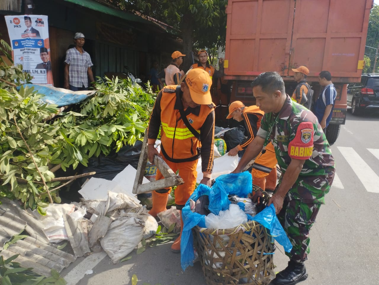 Babinsa Koramil 07/Kemayoran Melaksanakan Kerja Bakti Bersama Warga Dan Anggota PPSU