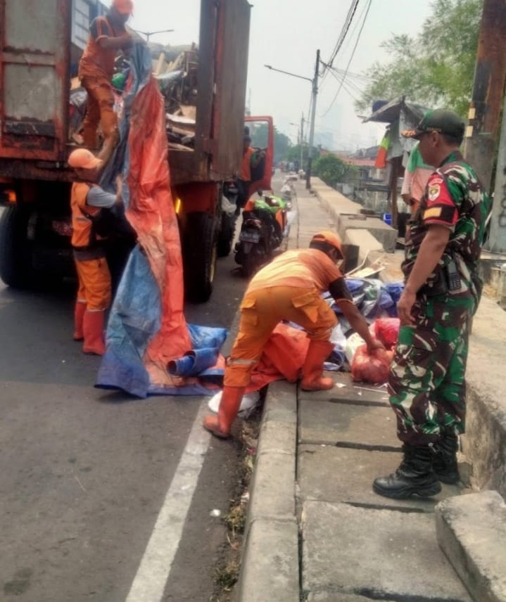 Babinsa Koramil 04/Gambir Melaksanakan Kerja Bakti Bersama Anggota PPSU