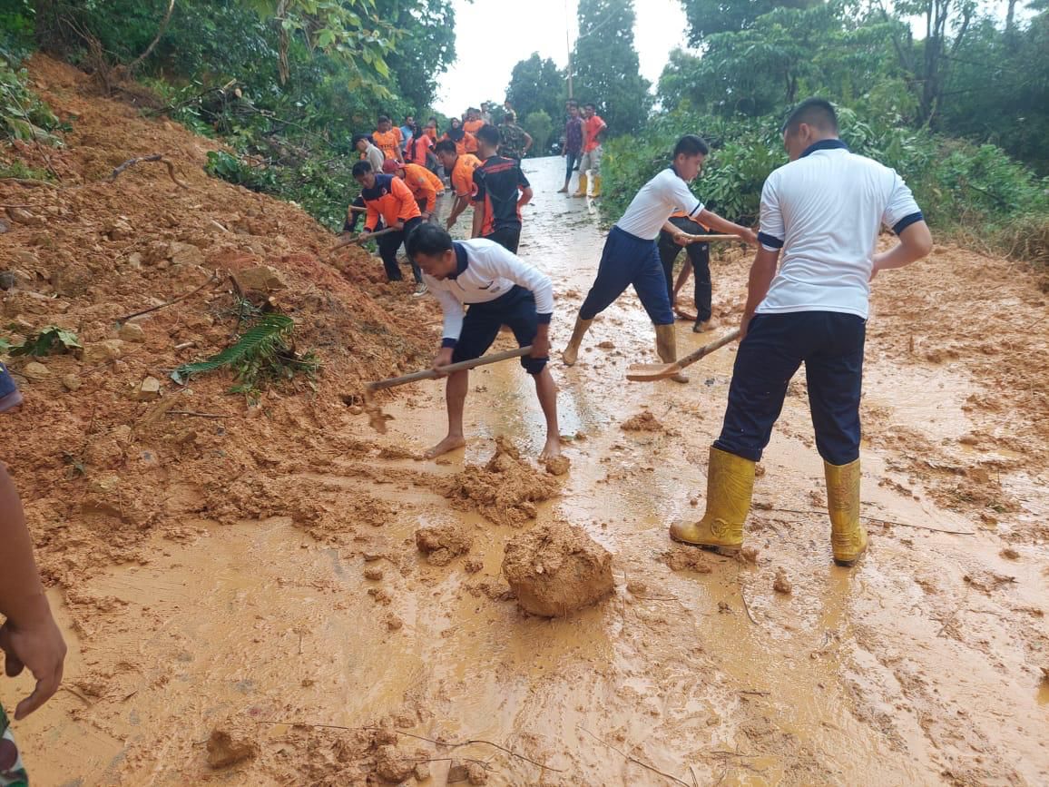 BANTU BERSIHKAN JALAN TERTIMBUN LONGSOR, TNI AL DAN MASYARAKAT LAKSANAKAN GOTONG ROYONG DI KEPULAUAN ANAMBAS