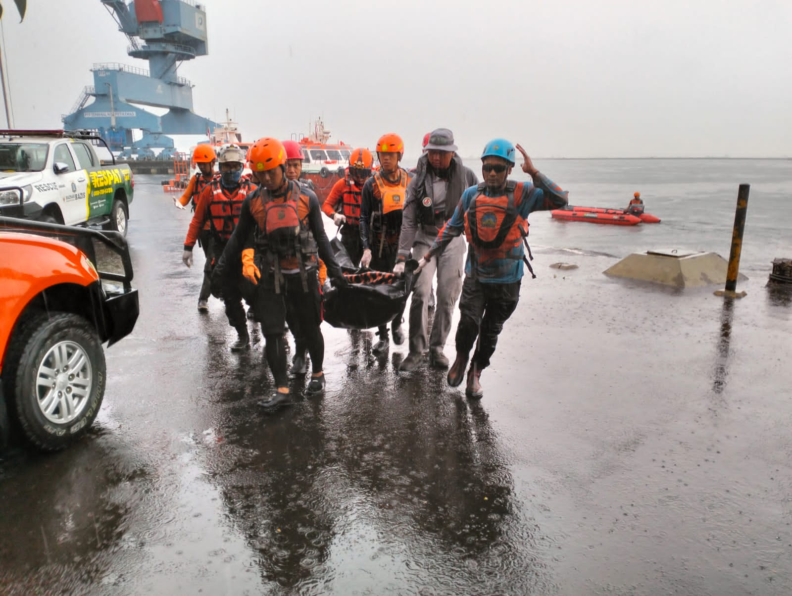 Bakamla RI Evakuasi Korban Kapal Terbalik di Muara Kalibaru, Jakarta Utara