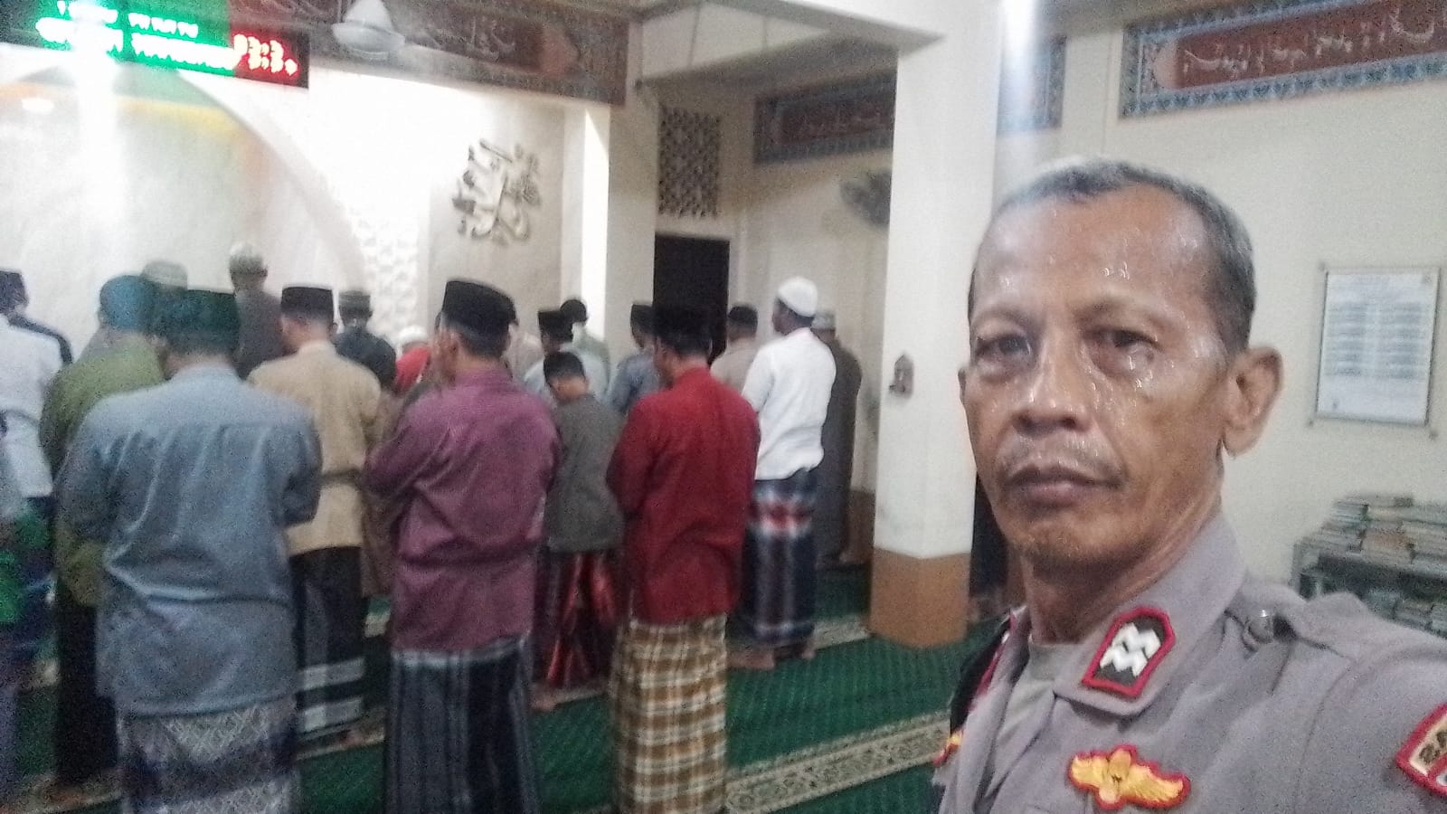 Sholat Subuh Berjamaah, Bhabinkamtibmas Polsek Pondok Gede Kegiatan Cooling System Pemilu Damai 2024 di Masjid Al Muhajirin Jatimurni