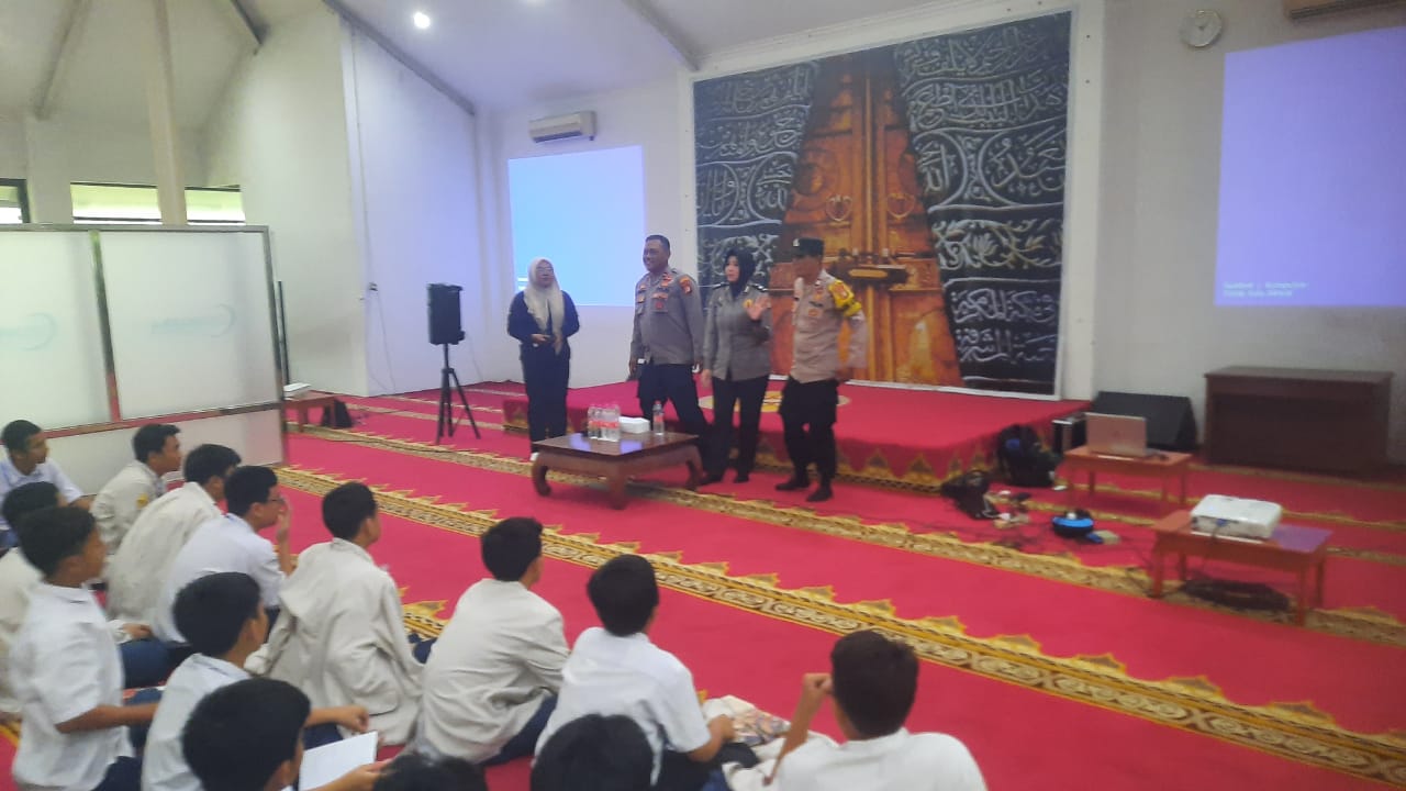 Personil Bhabinkamtibmas Kelurahan Jatibening Berikan Materi Latihan Dasar Kepemimpinan Siswa (LDKS)