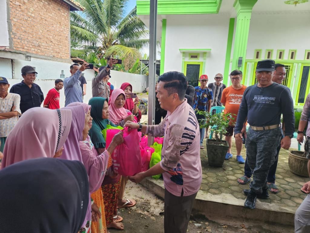 Kapolda Sumsel Irjen A. Rachmad Wibowo Sambangi Masyarakat Korban Banjir dan Berikan Bantuan.