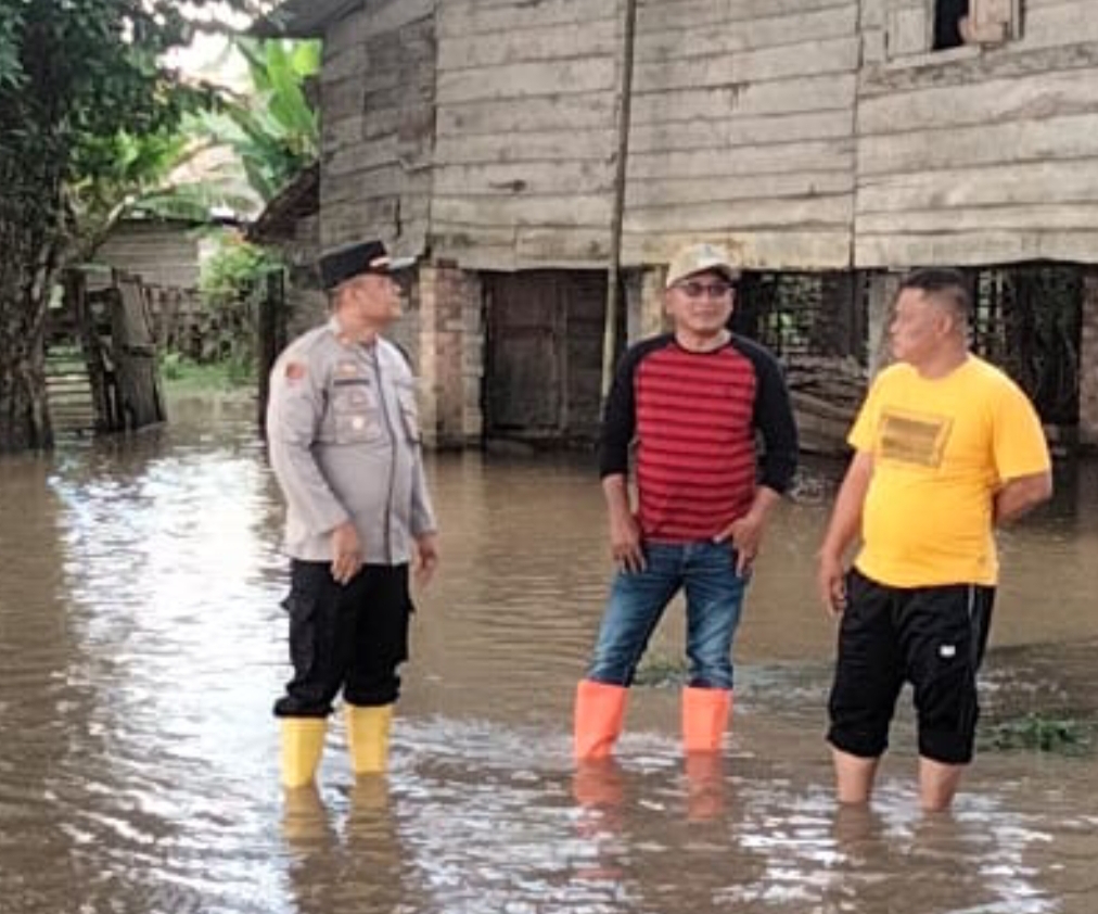 Kapolsek Tanah Abang Monitoring Debit Air Sungai Lematang dan Tinjau Kondisi Banjir