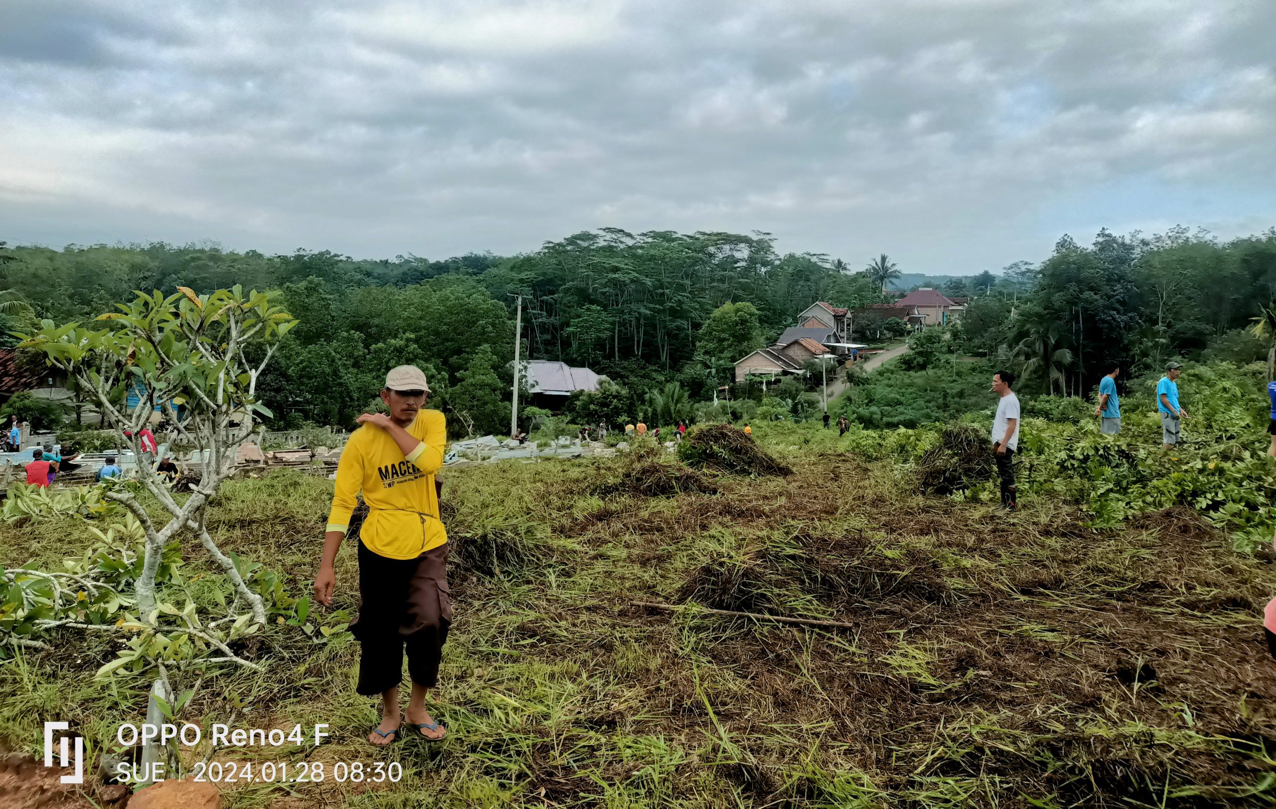 Kepala kampung Jaya tinggi ajak masyarakat gotong royong membersihkan TPU