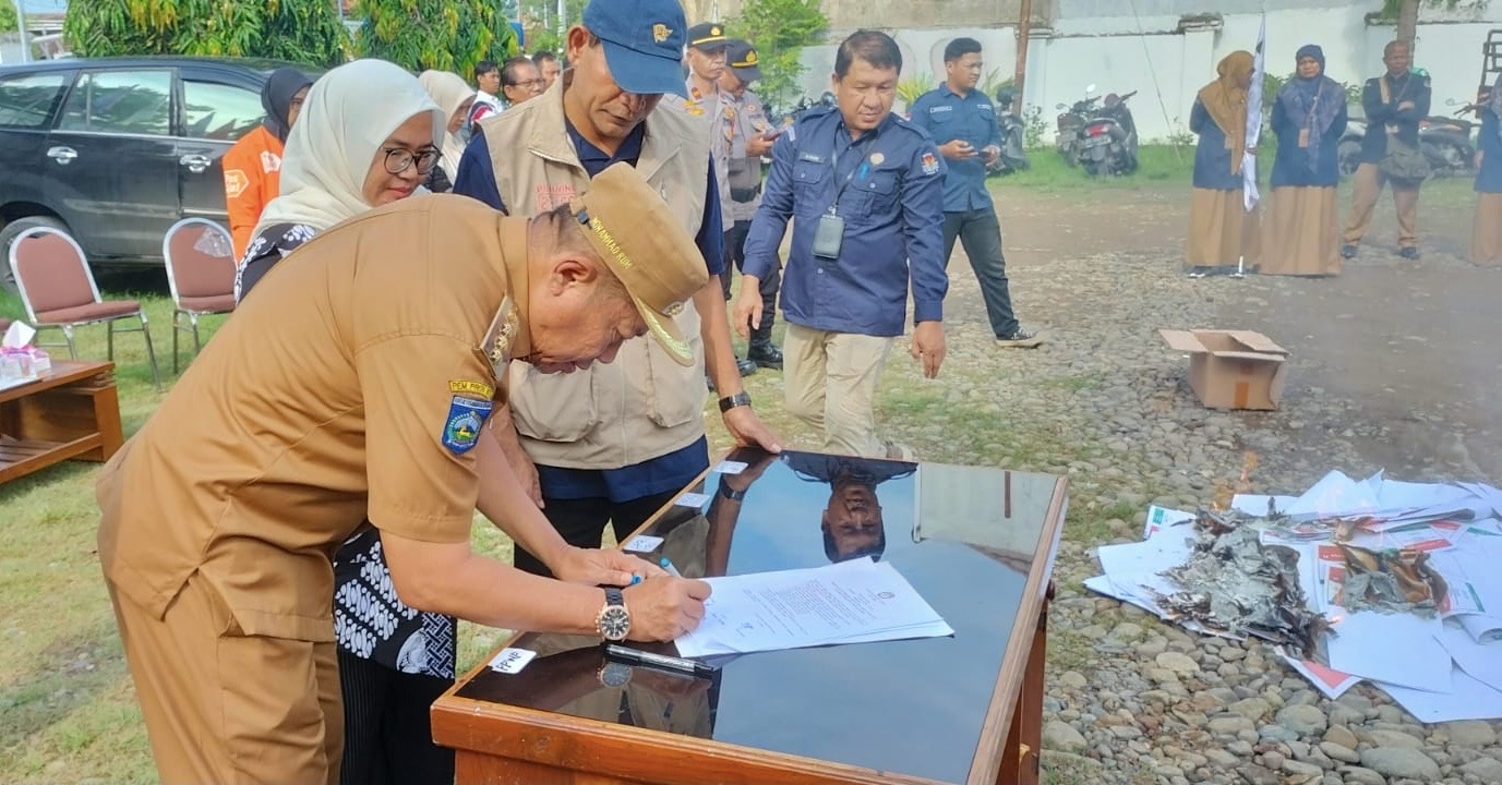 Pj Wali Kota Bima HM Rum Saksikan Penandatanganan Berita Acara Pemusnahan Kelebihan Kertas Suara Pemilu dan Lepas Distribusi Logistik Pemilu 2024