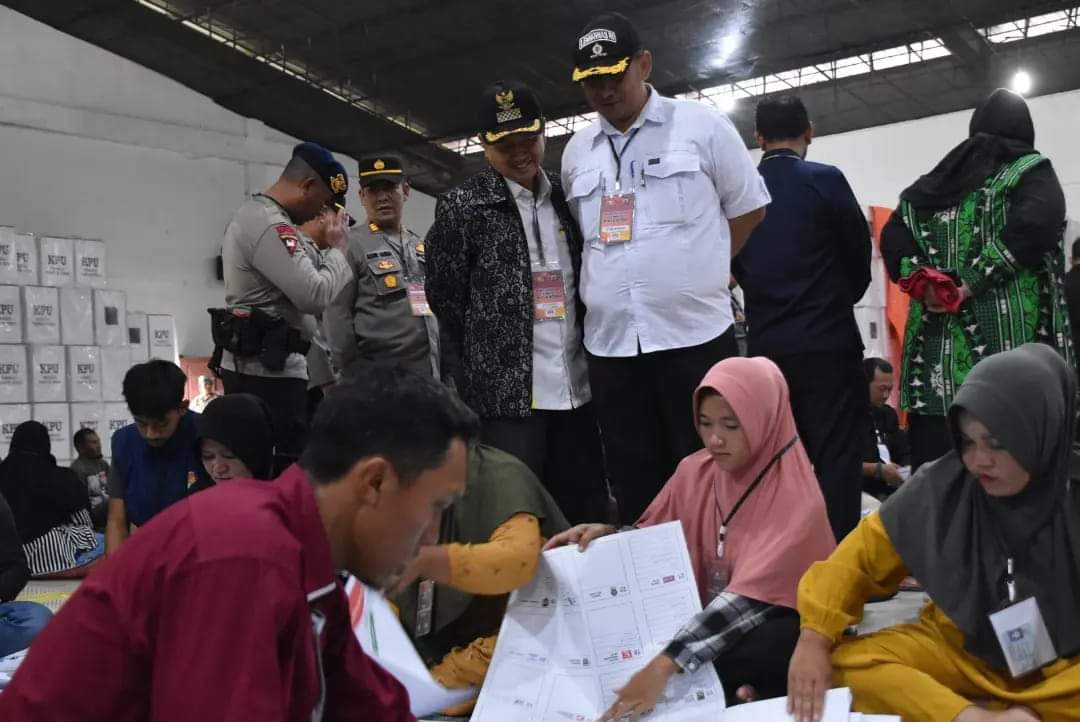 Pj. Bupati Aceh Tengah Bersama Forkopimda Memonitoring Penyortiran Dan Pelipatan Surat Suara Pemilu 2024