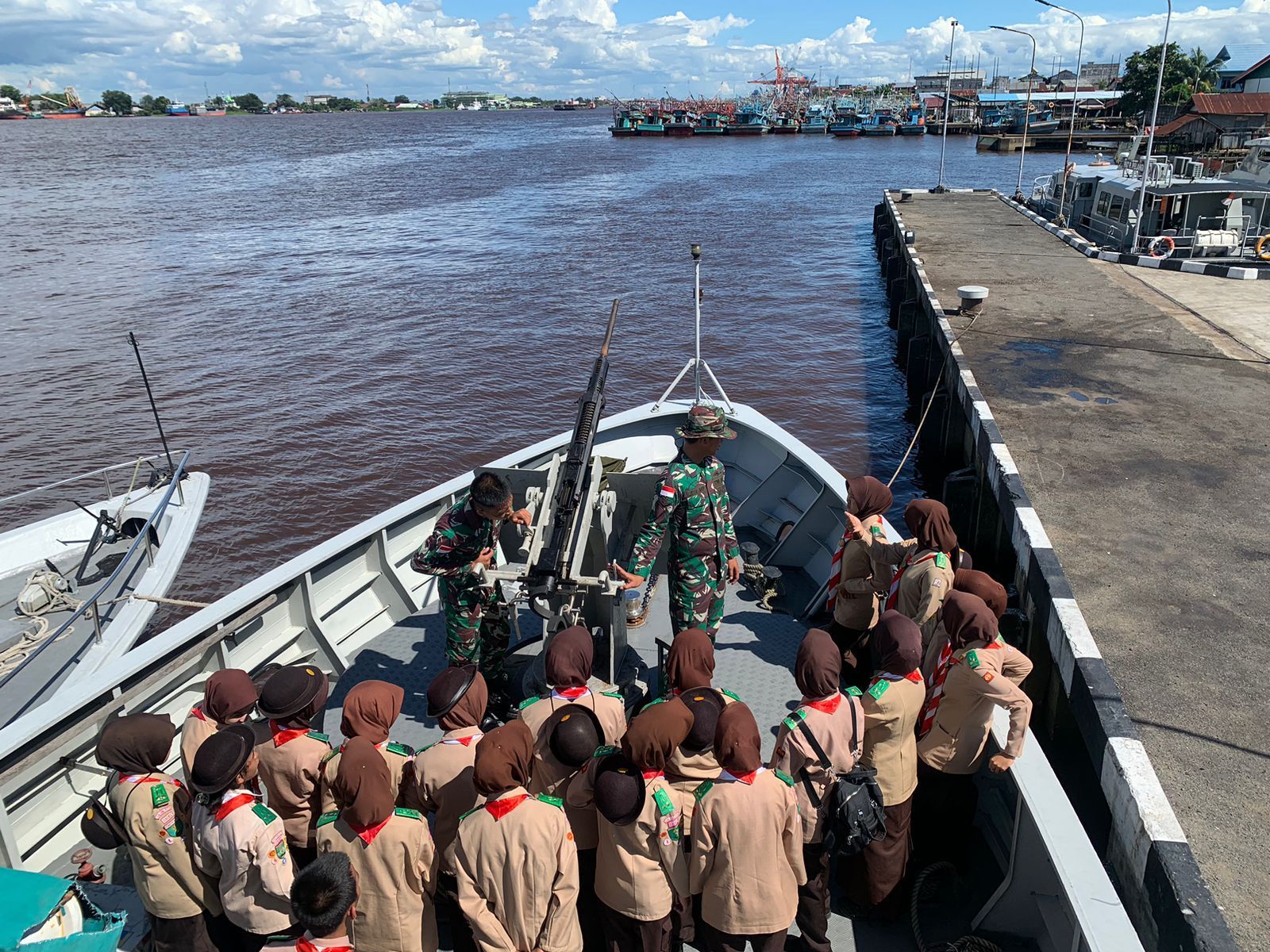 WARSHIP TOUR TNI AL, TANAMKAN CINTA BAHARI SEJAK DINI KEPADA GENERASI MUDA BANGSA