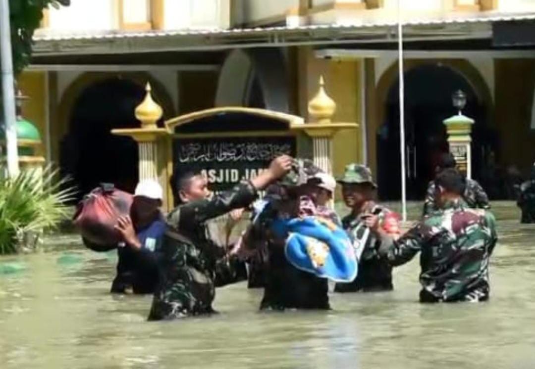 Sinergi TNI dan Lintas Instansi Tangani Banjir di Demak, Evakuasi Warga dan Beri Bantuan Makanan