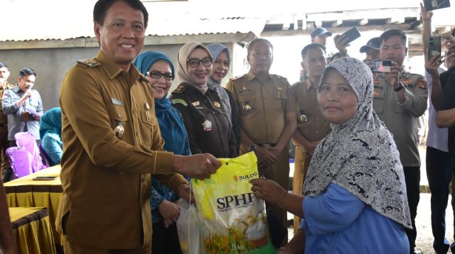 Beras-Minyak Goreng Murah, Diserbu Warga