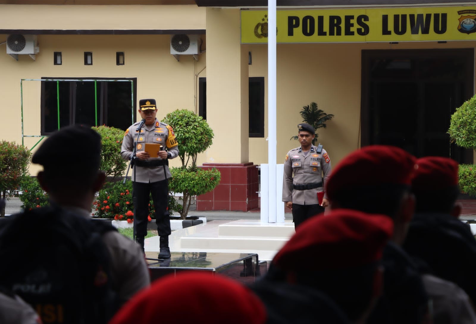 Kapolres Luwu Pimpin Apel Pergeseran Pasukan, Serta Pengecekan Perlengkapan dan Peralatan Setiap Personil