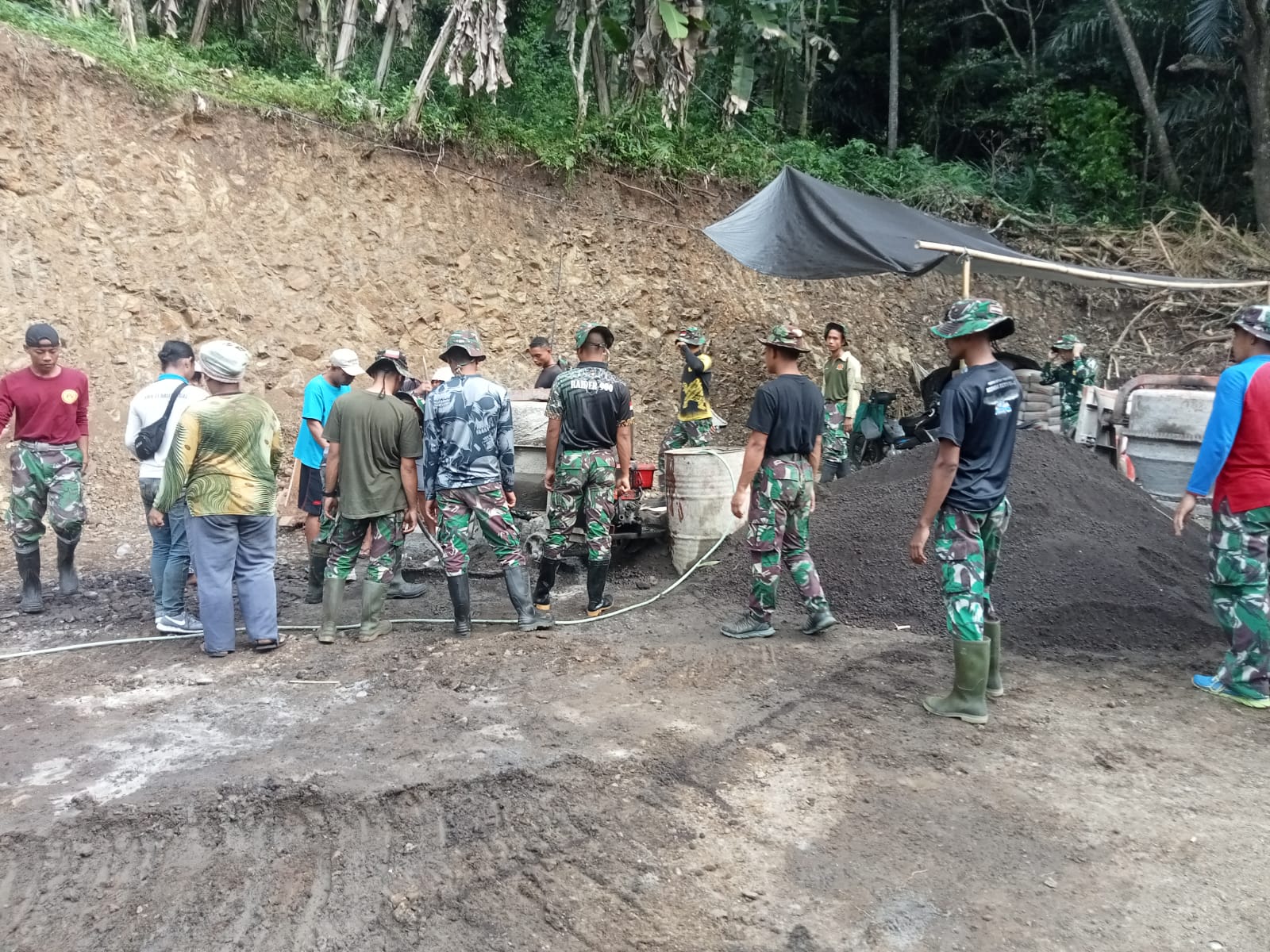 Kurang Lebih 100 Personel Terlatih Menyerbu Perkampungan Warga