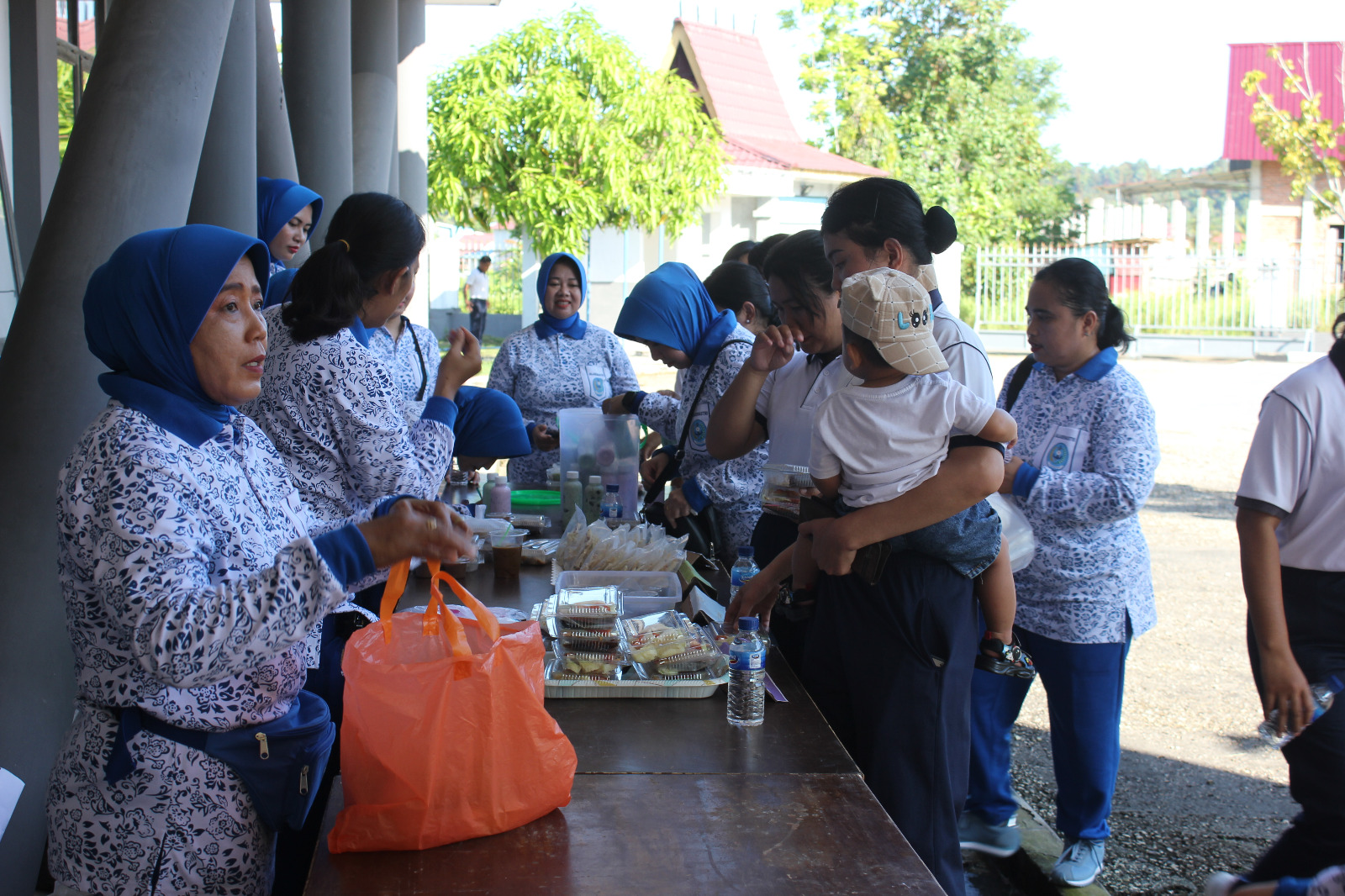 Jaga Keakraban dan Silaturahmi, Lanal Nias Gelar Bazar dan Olahraga Bersama