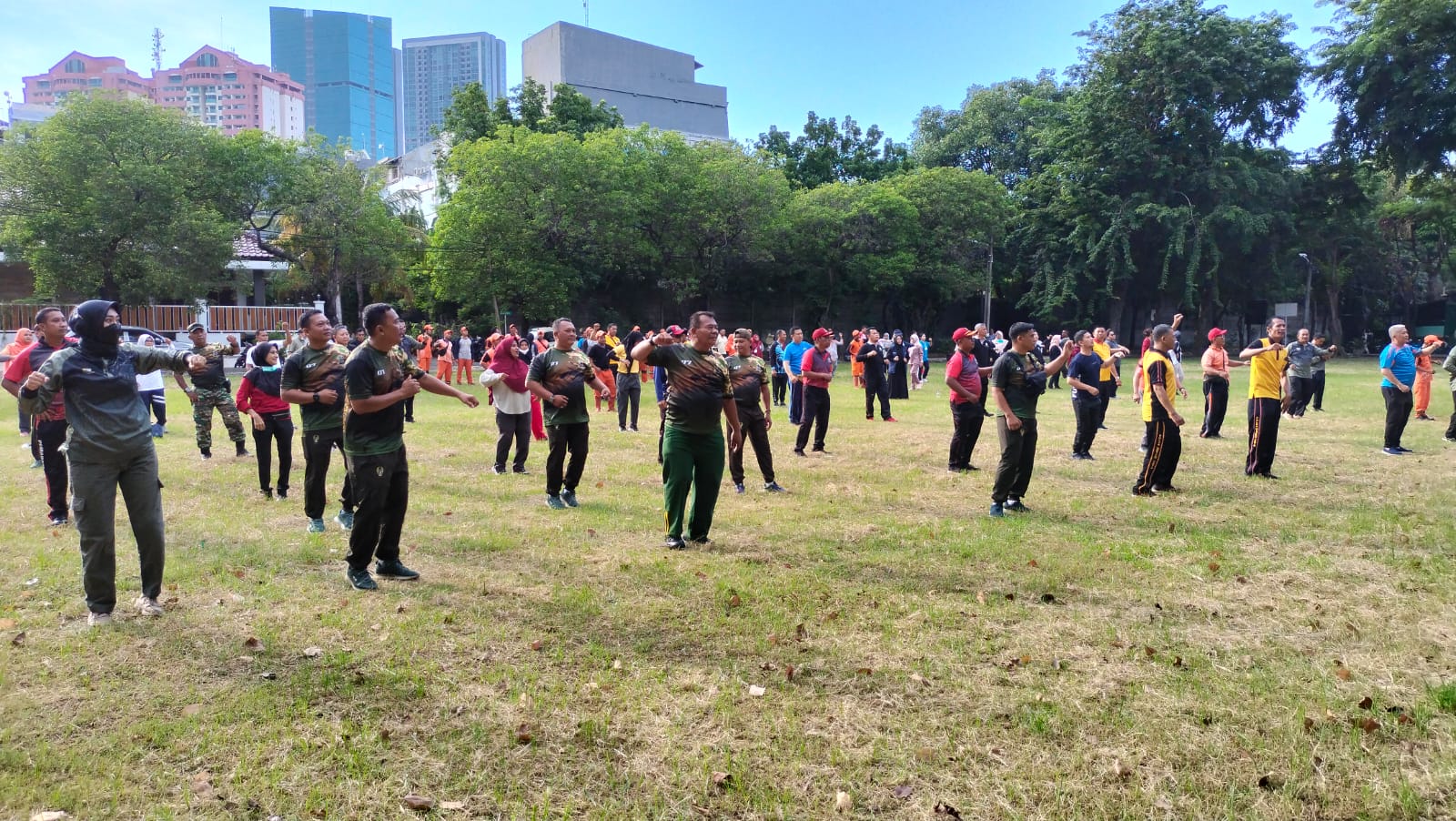 Jaga Kebugaran Koramil 07/Kemayoran dan Tiga Pilar Melaksanakan Olahraga Bersama