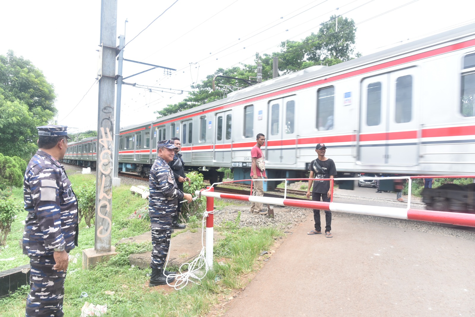 Danseskoal Laksanakan Kegiatan Peninjauan Pemasangan Palang Pintu Perlintasan Kereta Api di  TPU Tanah Kusir