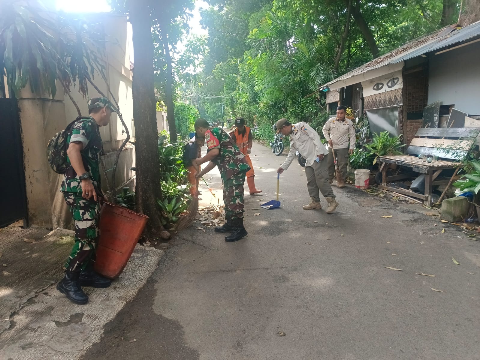 Babinsa Duren Sawit Bersama Warga dan Tiga Pilar Bersihkan Sampah Lingkungan