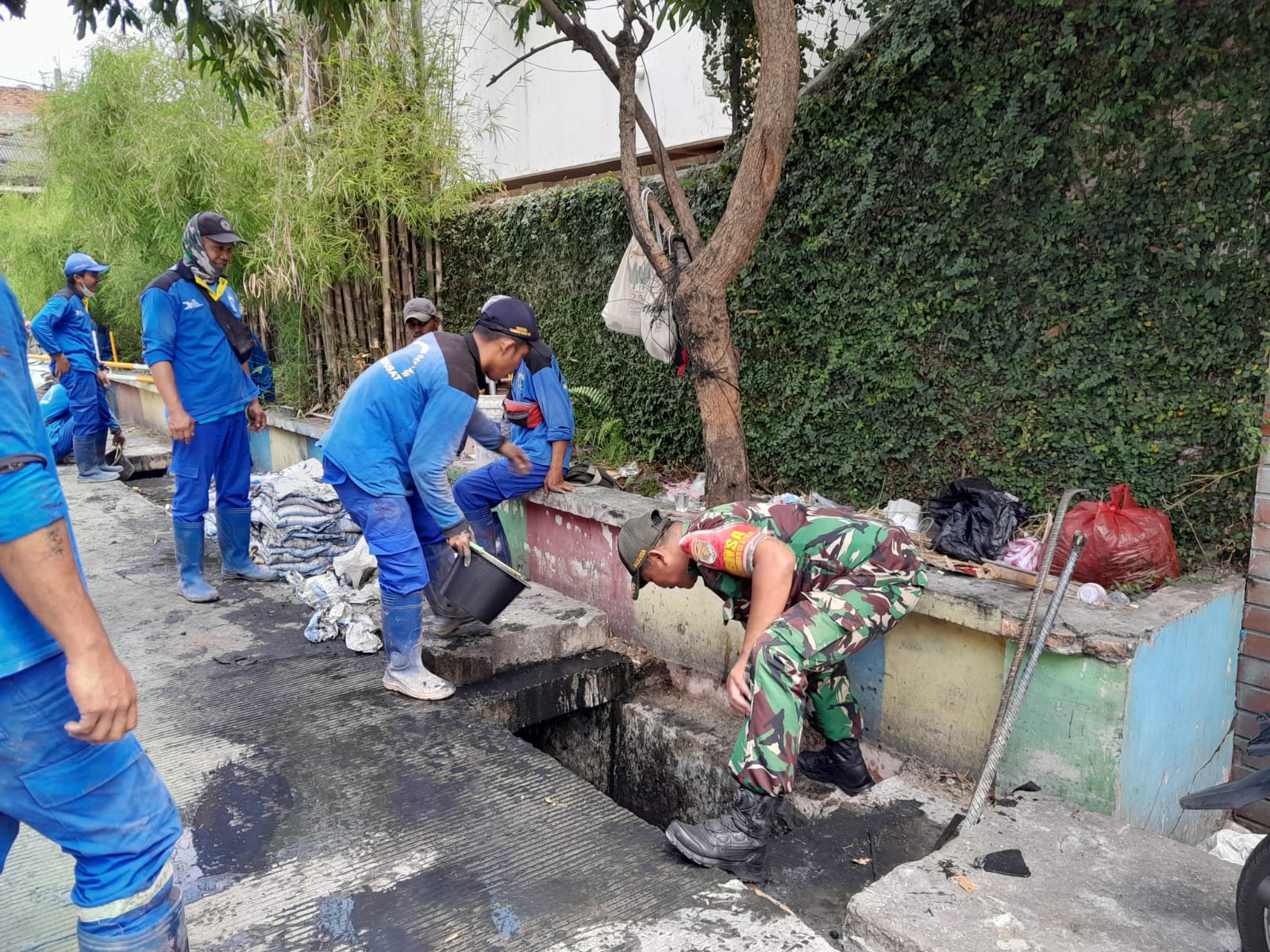 Babinsa Koramil 07/Kemayoran Dan Anggota PPSU Melaksanakan Kerja Bakti Bersama