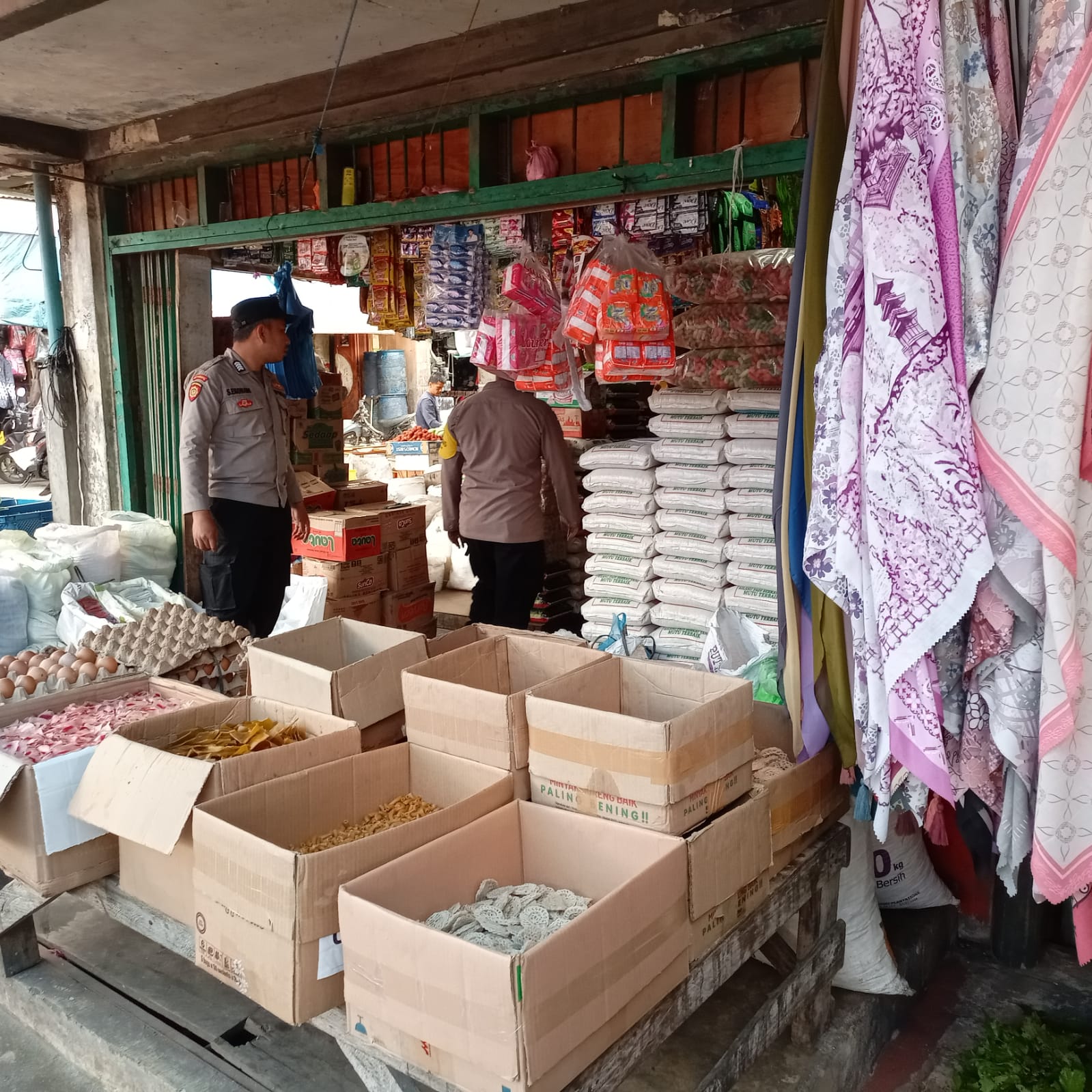 Patroli Rutin Personil Polsek Bandar Untuk Memantau Ke Stabilitas Harga Bahan Pokok Di Pasar Tradisional Pondok Baru