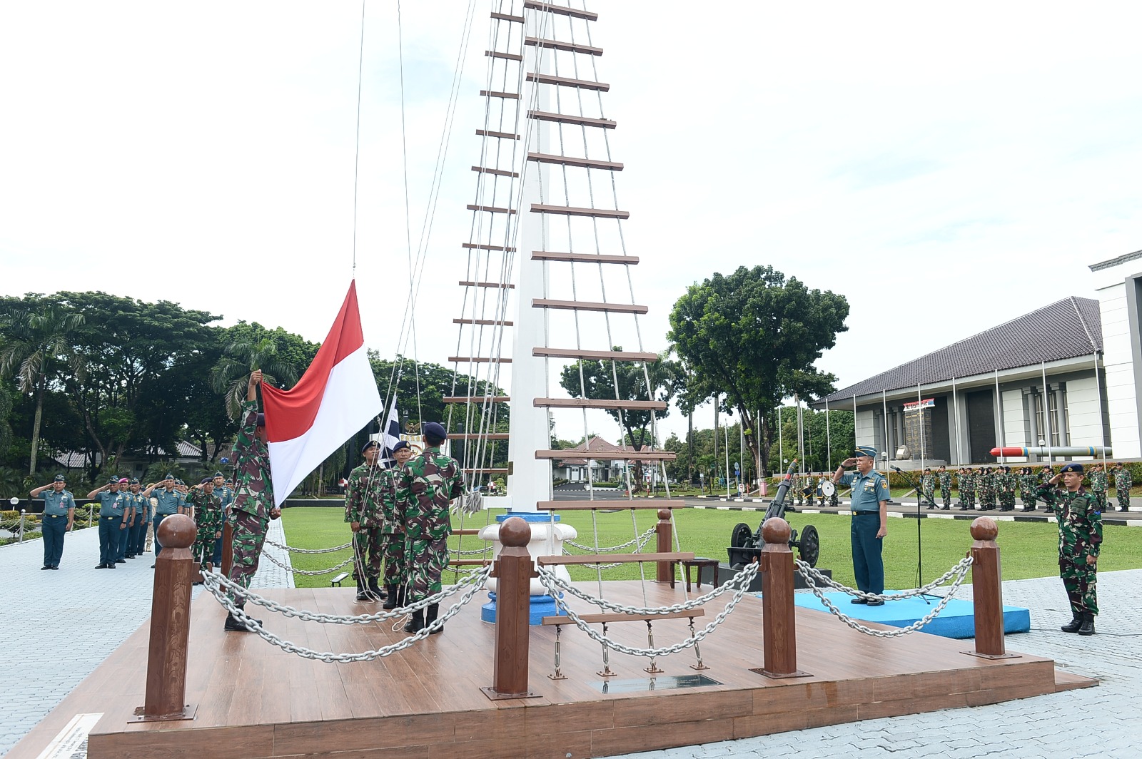 SESKOAL ADAKAN UPACARA PENAIKAN BENDERA