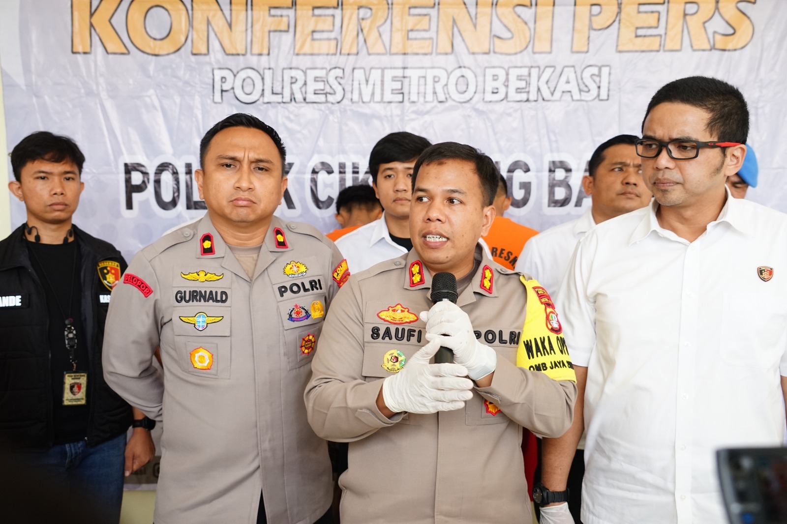 Wakapolres Metro Bekasi Pimpin Konferensi Pers Ungkap Kasus Pencurian dengan Pemberatan