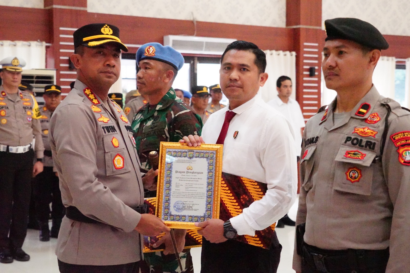 Kapolres Metro Bekasi Berikan Penghargaan Kepada Anggota Paspamres dan Personel Yang Berprestasi