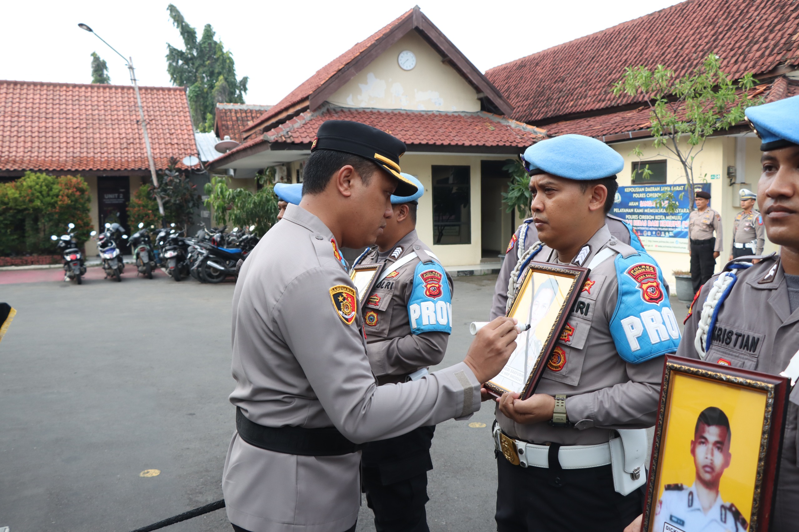 Kapolres Cirebon Kota Pimpin Upacara PTDH