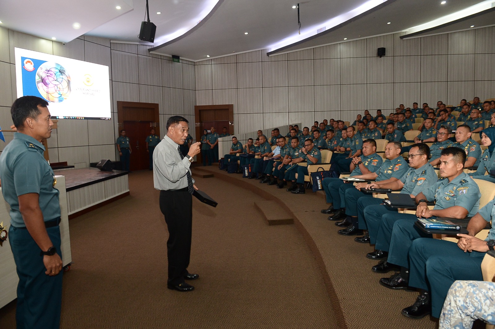 DEKAN UNHAN BERIKAN KULIAH UMUM KEPADA PASIS DIKREG SESKOAL